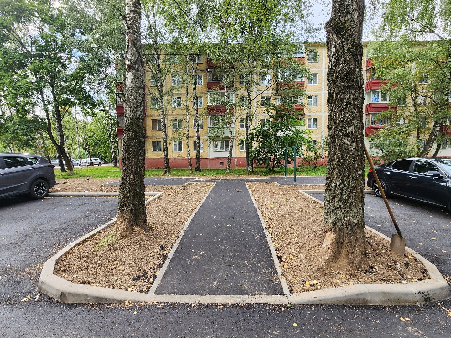 чехов, улица мира, благоустройство двора, ремонт проездов, новые пешеходные дорожки и тропинки, расширение парковок, новые автостоянки, улучшение наружного освещения, детские и спортивные площадки, дорожный ремонт, уборка территории,  озеленение двора, госпрограмма московской области, зоны отдыха, формирование комфортной городской среды,