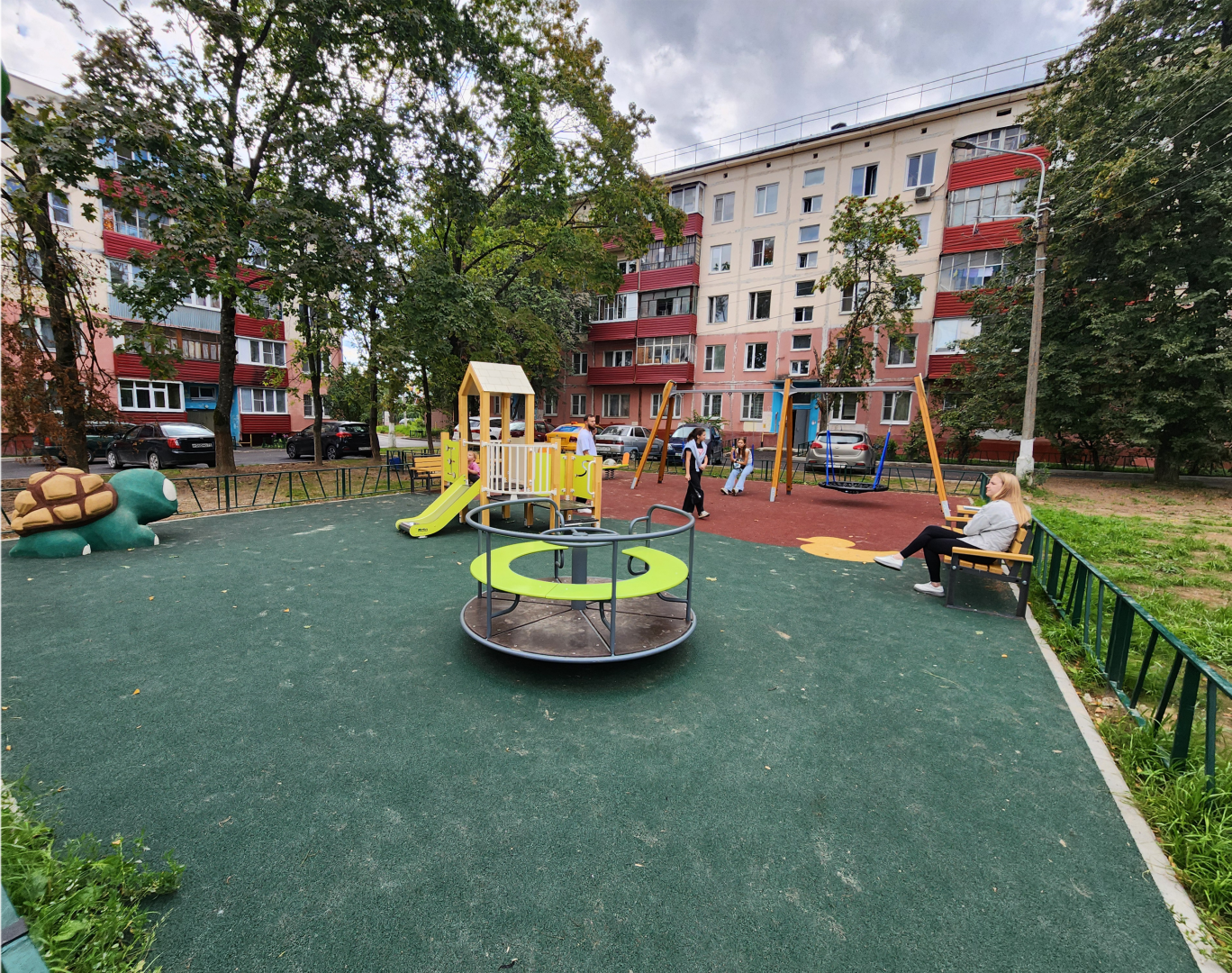 чехов, улица мира, благоустройство двора, ремонт проездов, новые пешеходные дорожки и тропинки, расширение парковок, новые автостоянки, улучшение наружного освещения, детские и спортивные площадки, дорожный ремонт, уборка территории,  озеленение двора, госпрограмма московской области, зоны отдыха, формирование комфортной городской среды,