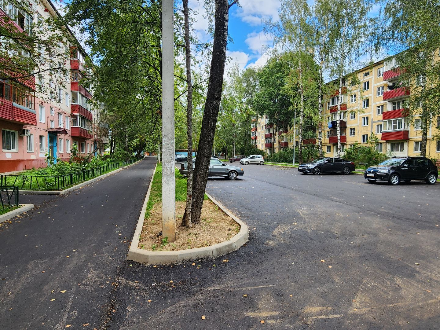 чехов, улица мира, благоустройство двора, ремонт проездов, новые пешеходные дорожки и тропинки, расширение парковок, новые автостоянки, улучшение наружного освещения, детские и спортивные площадки, дорожный ремонт, уборка территории,  озеленение двора, госпрограмма московской области, зоны отдыха, формирование комфортной городской среды,