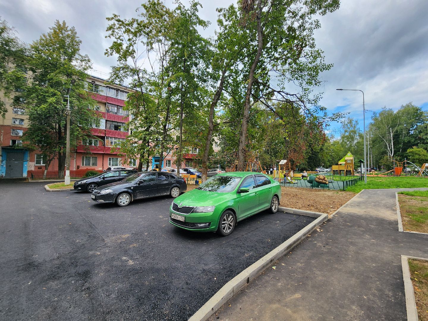 чехов, улица мира, благоустройство двора, ремонт проездов, новые пешеходные дорожки и тропинки, расширение парковок, новые автостоянки, улучшение наружного освещения, детские и спортивные площадки, дорожный ремонт, уборка территории,  озеленение двора, госпрограмма московской области, зоны отдыха, формирование комфортной городской среды,