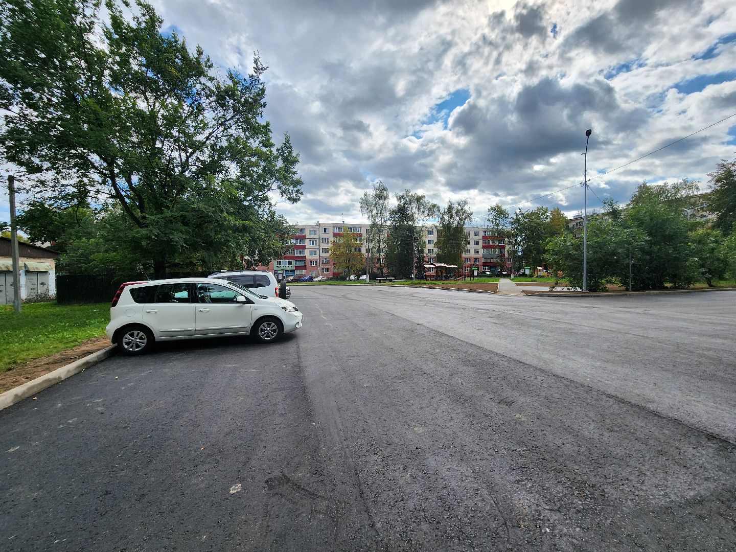 чехов, улица мира, благоустройство двора, ремонт проездов, новые пешеходные дорожки и тропинки, расширение парковок, новые автостоянки, улучшение наружного освещения, детские и спортивные площадки, дорожный ремонт, уборка территории,  озеленение двора, госпрограмма московской области, зоны отдыха, формирование комфортной городской среды,