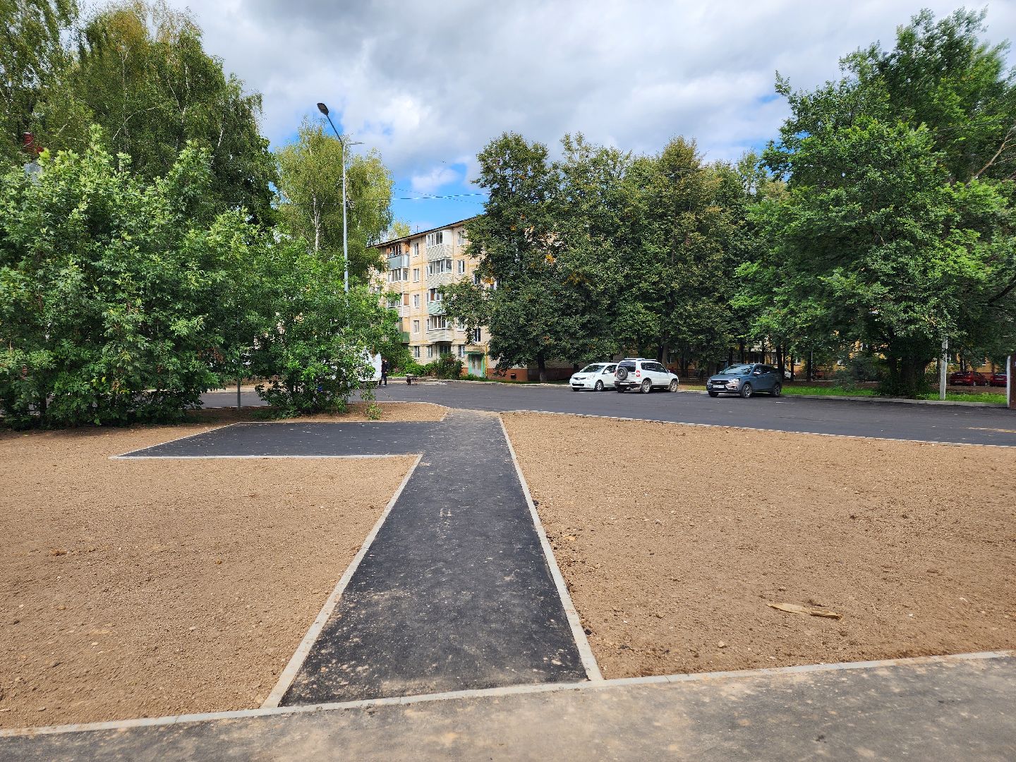 чехов, улица мира, благоустройство двора, ремонт проездов, новые пешеходные дорожки и тропинки, расширение парковок, новые автостоянки, улучшение наружного освещения, детские и спортивные площадки, дорожный ремонт, уборка территории,  озеленение двора, госпрограмма московской области, зоны отдыха, формирование комфортной городской среды,