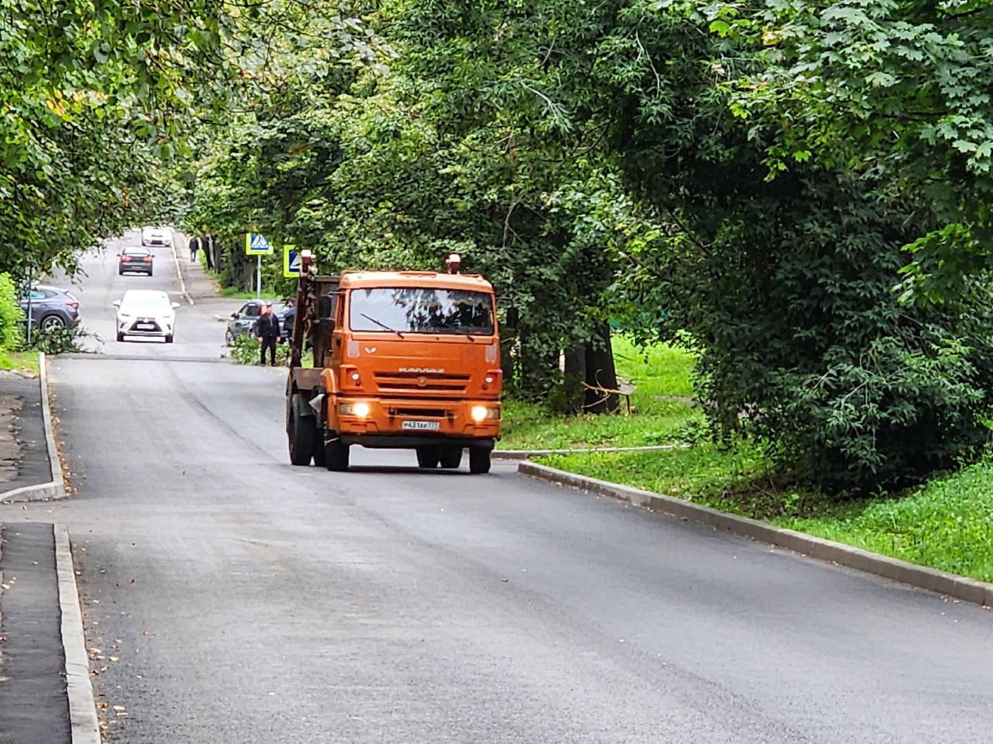 чехов, улица ильича, опиловка деревьев, уборка и вывоз веток,  содержание территории, мбу чеховское благоустройство, заявки жителей, портал добродел, весенне-летний сезон, содержание дорог и дворов, спецтехника, удаление сухостойных деревьев, удаление аварийных деревьев,уборка территории,