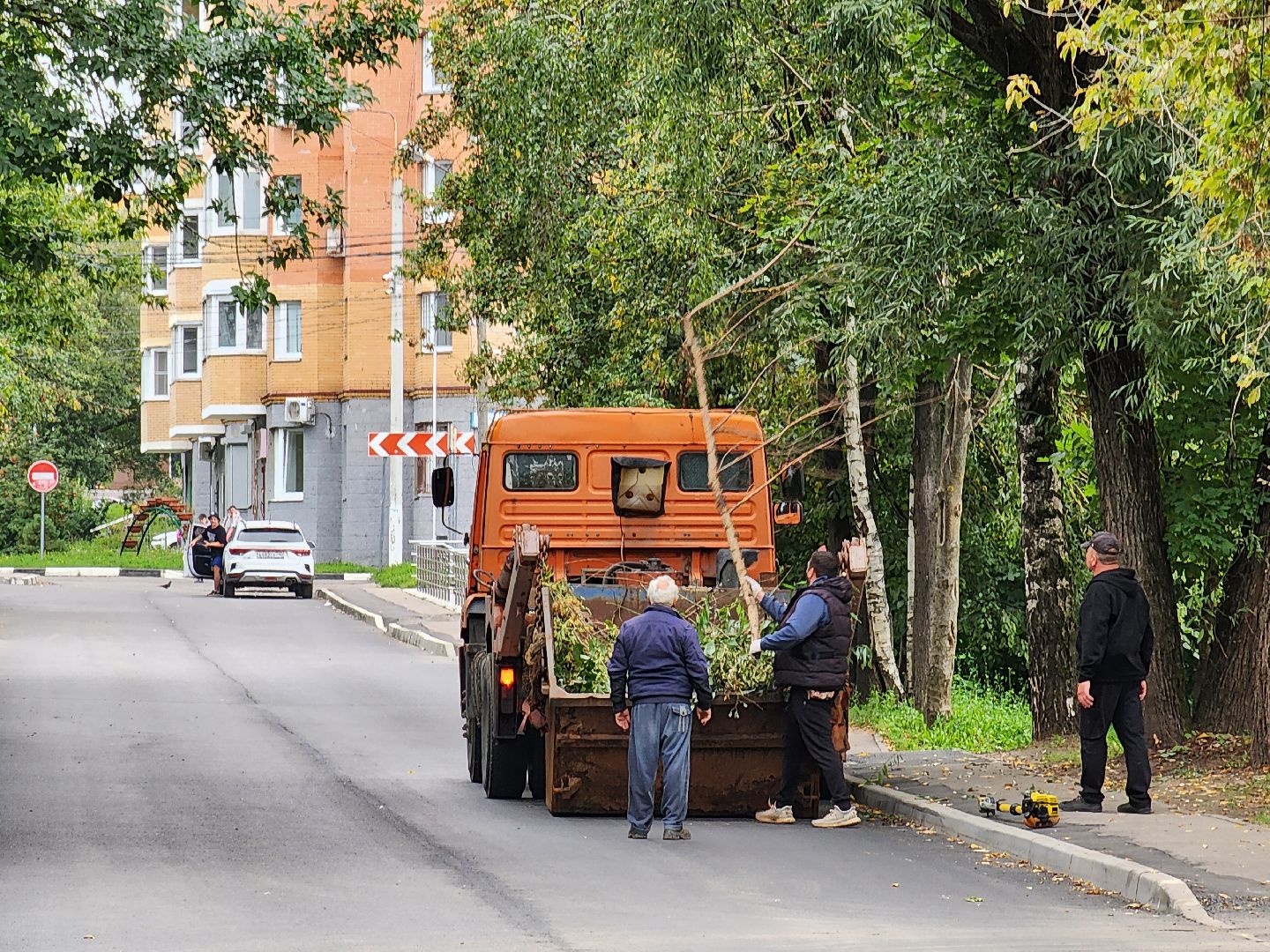 чехов, улица ильича, опиловка деревьев, уборка и вывоз веток,  содержание территории, мбу чеховское благоустройство, заявки жителей, портал добродел, весенне-летний сезон, содержание дорог и дворов, спецтехника, удаление сухостойных деревьев, удаление аварийных деревьев,уборка территории,