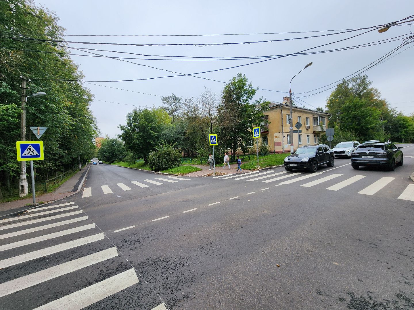 чехов, улица ильича, опиловка деревьев, уборка и вывоз веток,  содержание территории, мбу чеховское благоустройство, заявки жителей, портал добродел, весенне-летний сезон, содержание дорог и дворов, спецтехника, удаление сухостойных деревьев, удаление аварийных деревьев,уборка территории,