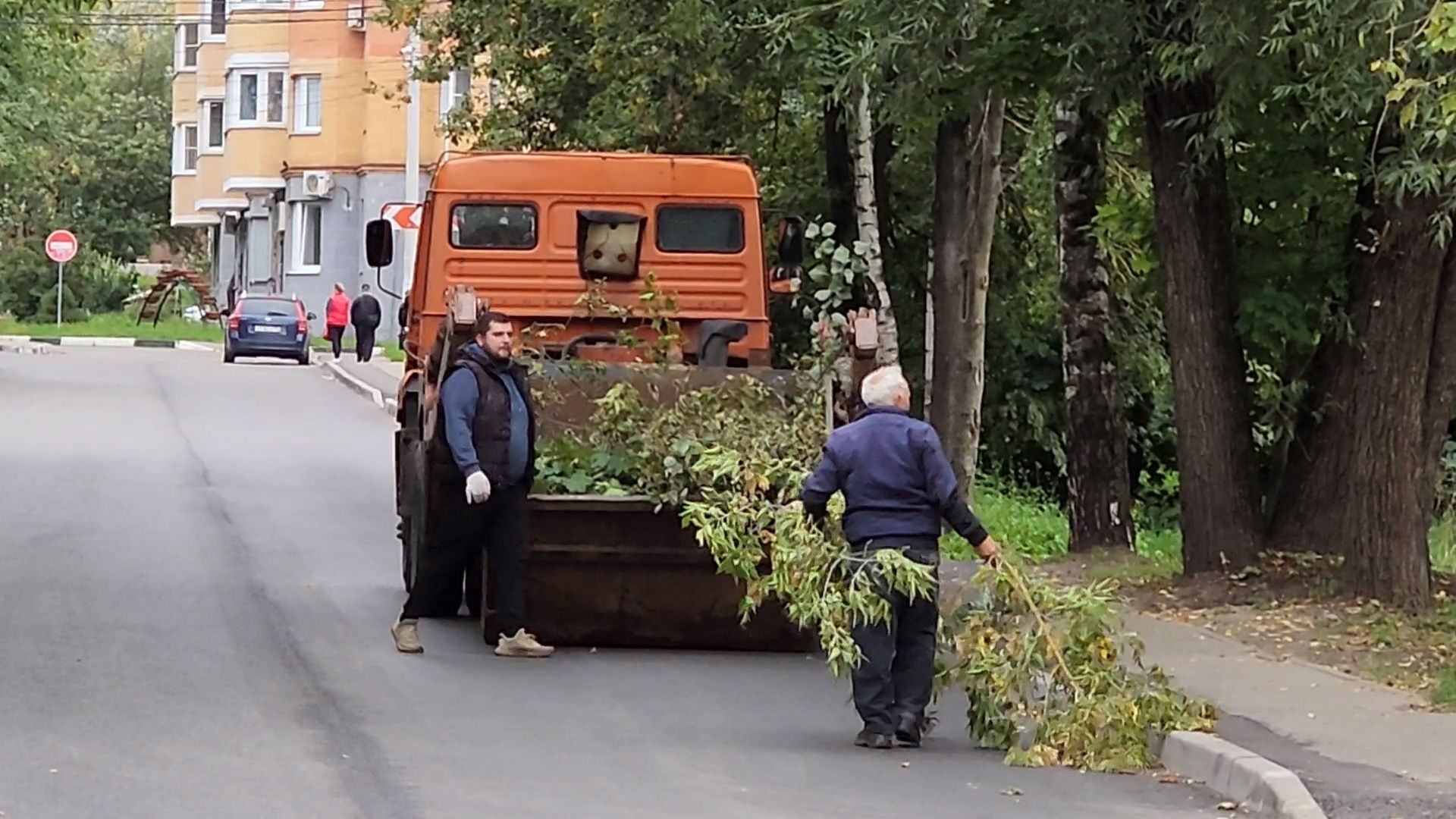 чехов, улица ильича, опиловка деревьев, уборка и вывоз веток,  содержание территории, мбу чеховское благоустройство, заявки жителей, портал добродел, весенне-летний сезон, содержание дорог и дворов, спецтехника, удаление сухостойных деревьев, удаление аварийных деревьев,уборка территории,