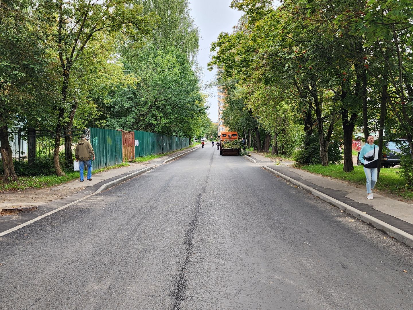 чехов, улица ильича, опиловка деревьев, уборка и вывоз веток,  содержание территории, мбу чеховское благоустройство, заявки жителей, портал добродел, весенне-летний сезон, содержание дорог и дворов, спецтехника, удаление сухостойных деревьев, удаление аварийных деревьев,уборка территории,