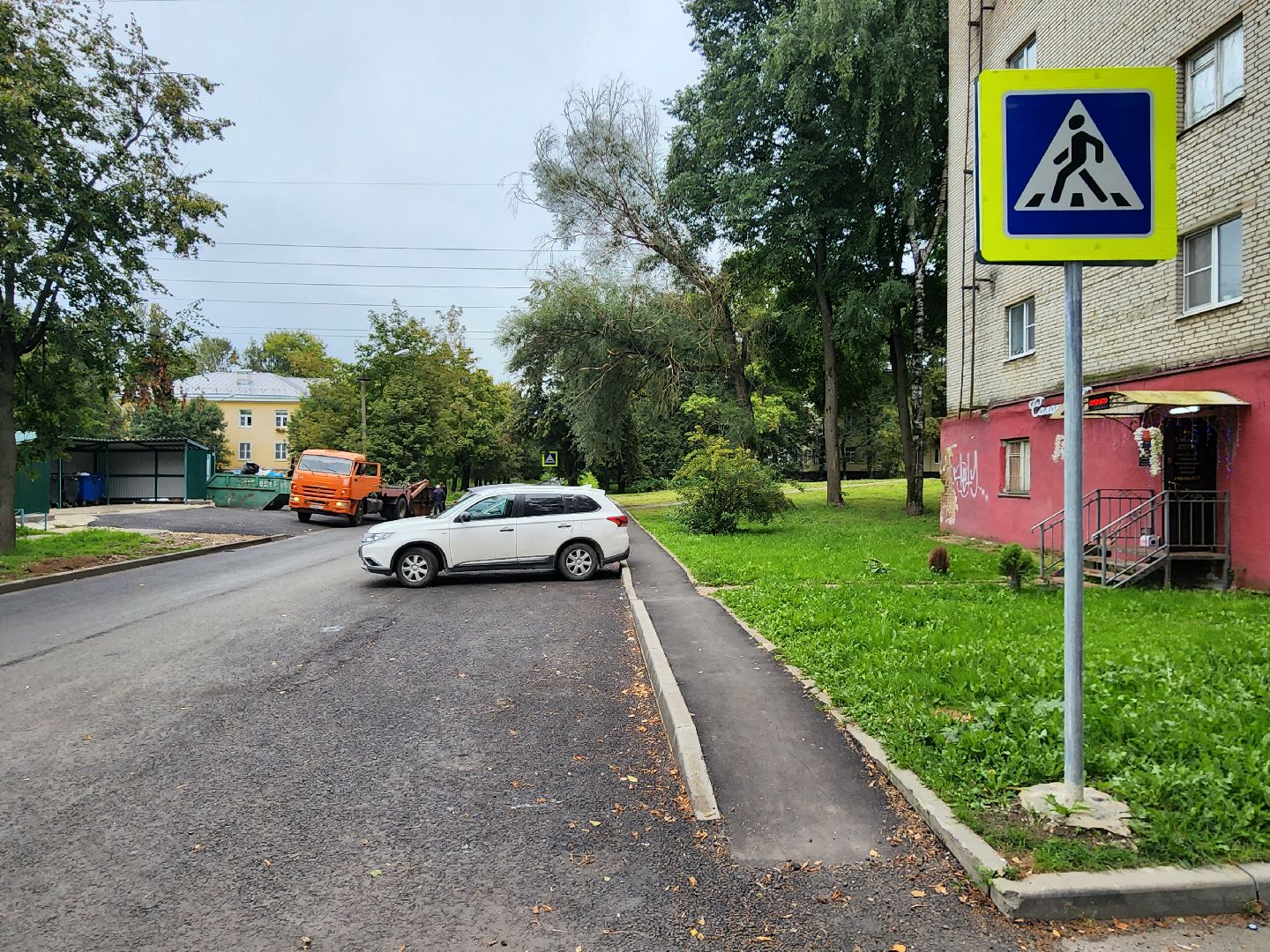 чехов, улица ильича, опиловка деревьев, уборка и вывоз веток,  содержание территории, мбу чеховское благоустройство, заявки жителей, портал добродел, весенне-летний сезон, содержание дорог и дворов, спецтехника, удаление сухостойных деревьев, удаление аварийных деревьев,уборка территории,