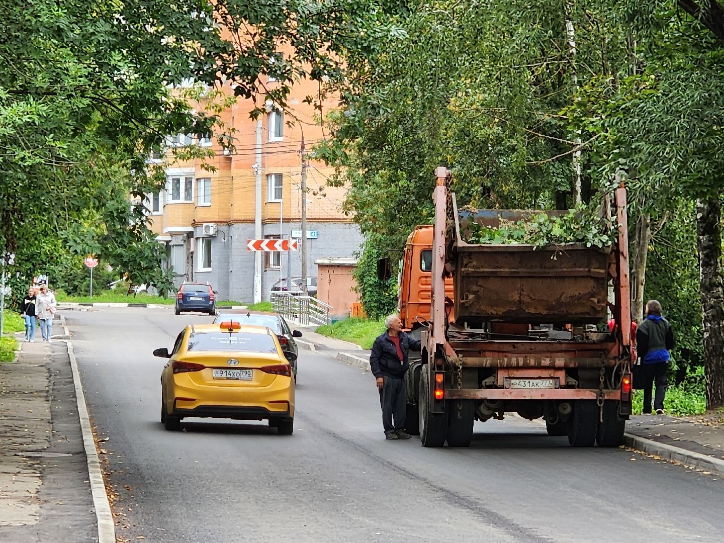 чехов, улица ильича, опиловка деревьев, уборка и вывоз веток,  содержание территории, мбу чеховское благоустройство, заявки жителей, портал добродел, весенне-летний сезон, содержание дорог и дворов, спецтехника, удаление сухостойных деревьев, удаление аварийных деревьев,уборка территории,