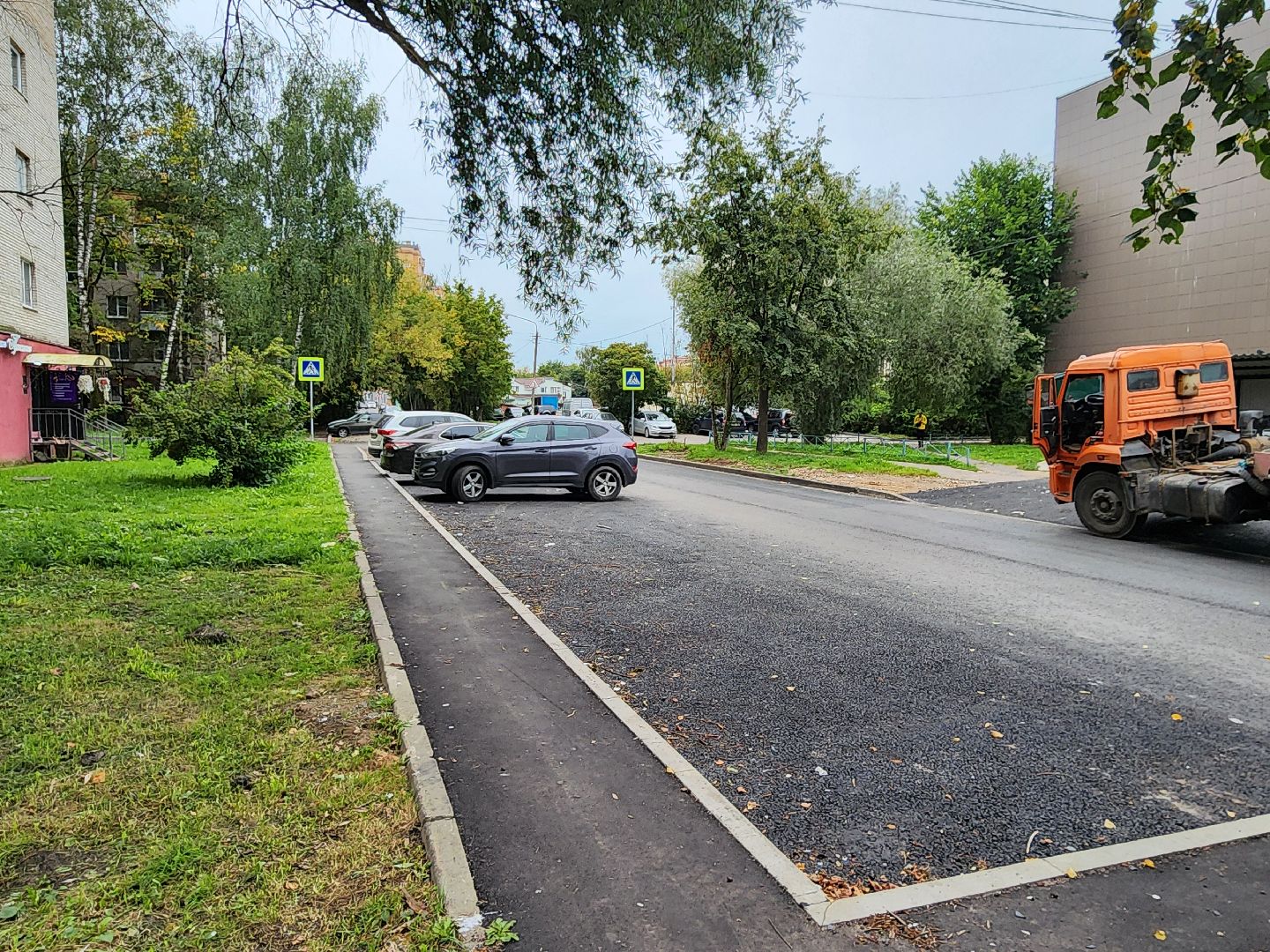 чехов, улица ильича, опиловка деревьев, уборка и вывоз веток,  содержание территории, мбу чеховское благоустройство, заявки жителей, портал добродел, весенне-летний сезон, содержание дорог и дворов, спецтехника, удаление сухостойных деревьев, удаление аварийных деревьев,уборка территории,