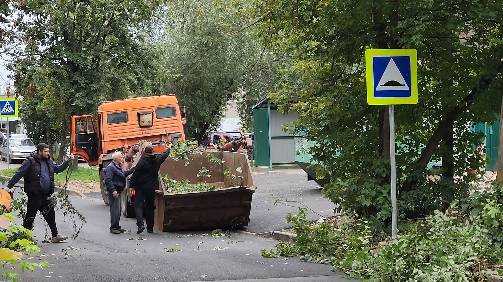 чехов, улица ильича, опиловка деревьев, уборка и вывоз веток,  содержание территории, мбу чеховское благоустройство, заявки жителей, портал добродел, весенне-летний сезон, содержание дорог и дворов, спецтехника, удаление сухостойных деревьев, удаление аварийных деревьев,уборка территории,