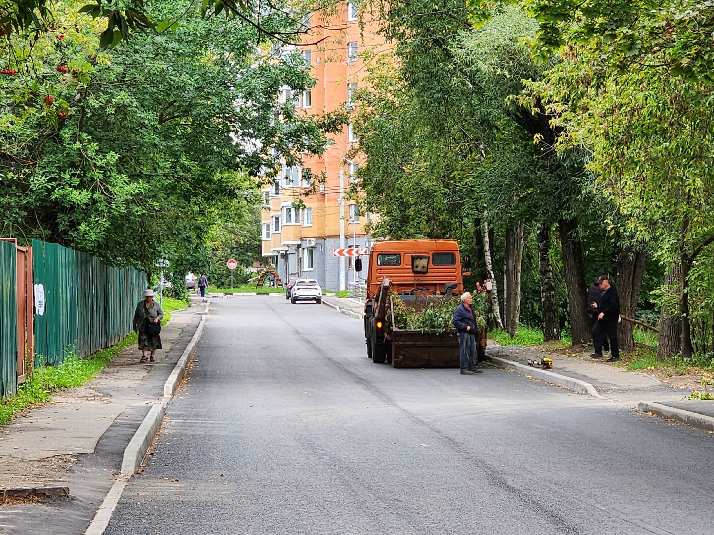 чехов, улица ильича, опиловка деревьев, уборка и вывоз веток,  содержание территории, мбу чеховское благоустройство, заявки жителей, портал добродел, весенне-летний сезон, содержание дорог и дворов, спецтехника, удаление сухостойных деревьев, удаление аварийных деревьев,уборка территории,