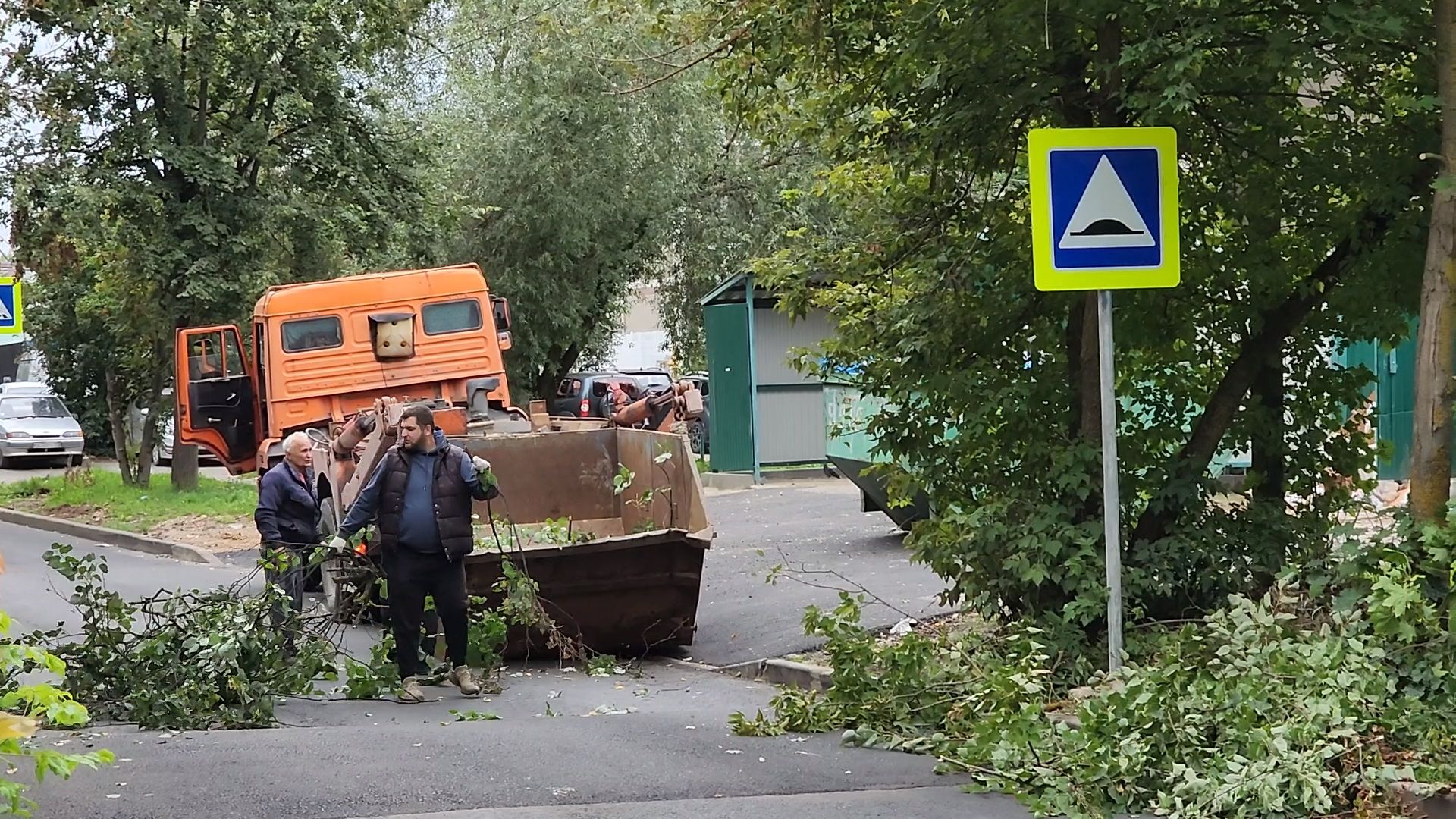 чехов, улица ильича, опиловка деревьев, уборка и вывоз веток,  содержание территории, мбу чеховское благоустройство, заявки жителей, портал добродел, весенне-летний сезон, содержание дорог и дворов, спецтехника, удаление сухостойных деревьев, удаление аварийных деревьев,уборка территории,