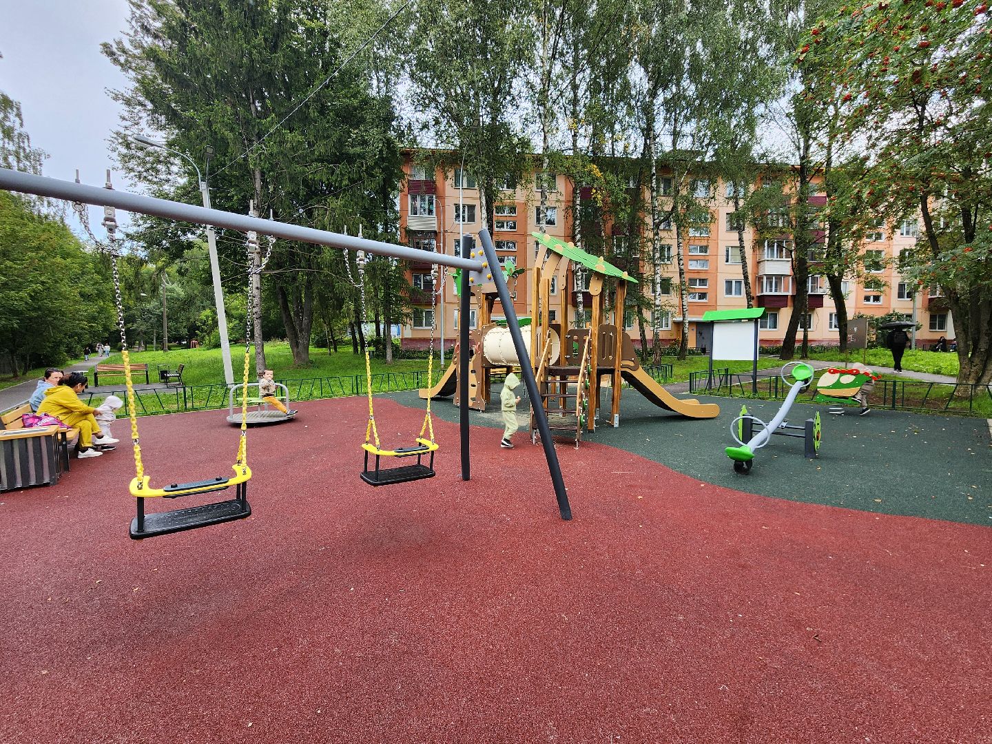 чехов, улица чехова, детская игровая площадка , игровой комплекс ,  качели карусели лазалки, песочница, лавочки и урны, благоустройство двора, пешеходные дорожки, зоны отдыха, парковки, госпрограмма московской области, формирование комфортной городской среды,