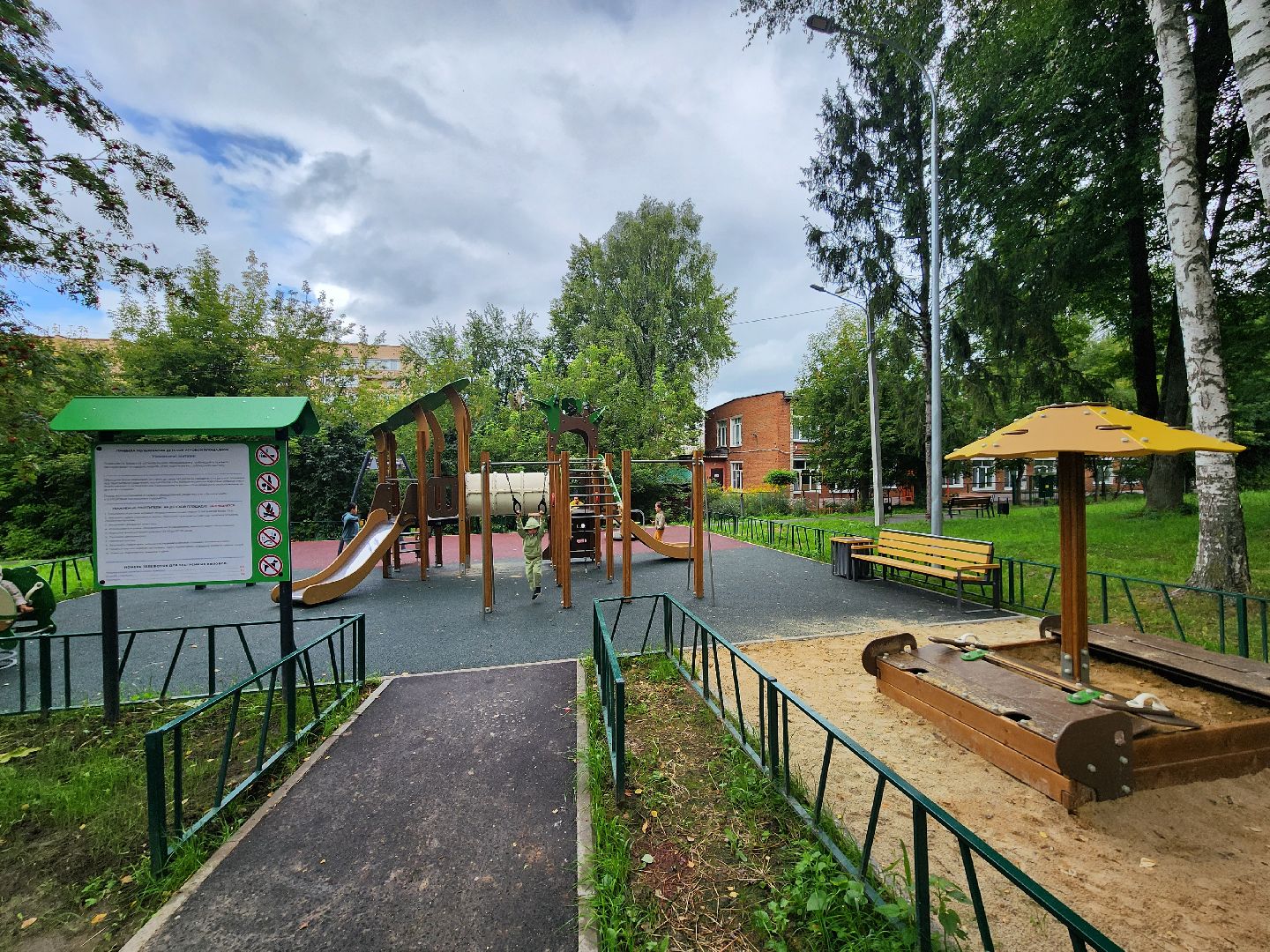 чехов, улица чехова, детская игровая площадка , игровой комплекс ,  качели карусели лазалки, песочница, лавочки и урны, благоустройство двора, пешеходные дорожки, зоны отдыха, парковки, госпрограмма московской области, формирование комфортной городской среды,