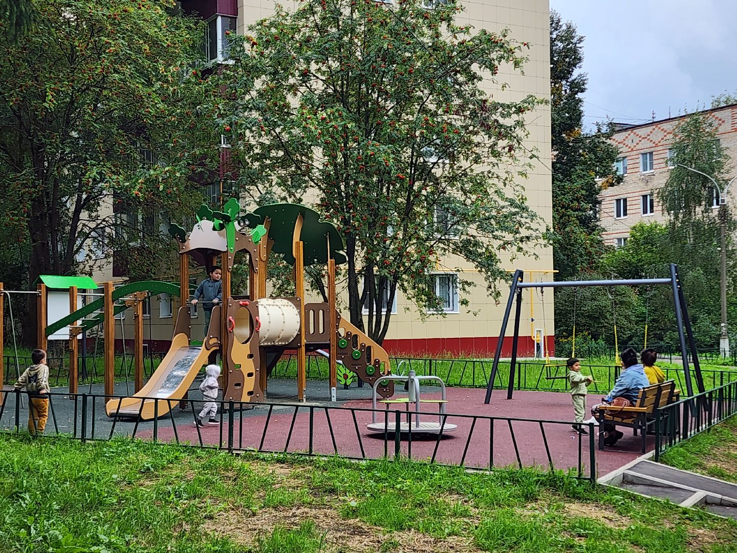 чехов, улица чехова, детская игровая площадка , игровой комплекс ,  качели карусели лазалки, песочница, лавочки и урны, благоустройство двора, пешеходные дорожки, зоны отдыха, парковки, госпрограмма московской области, формирование комфортной городской среды,