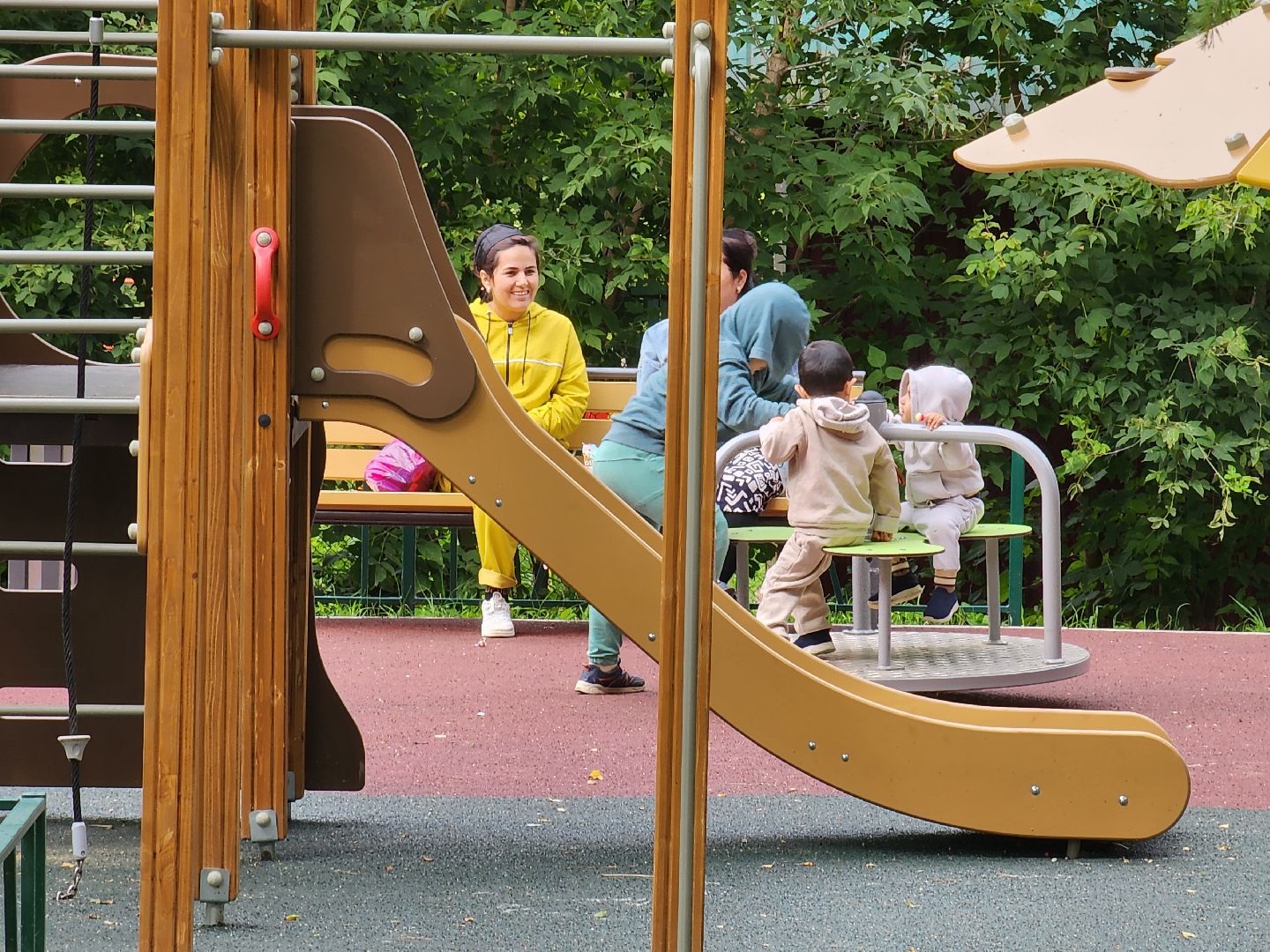 чехов, улица чехова, детская игровая площадка , игровой комплекс ,  качели карусели лазалки, песочница, лавочки и урны, благоустройство двора, пешеходные дорожки, зоны отдыха, парковки, госпрограмма московской области, формирование комфортной городской среды,