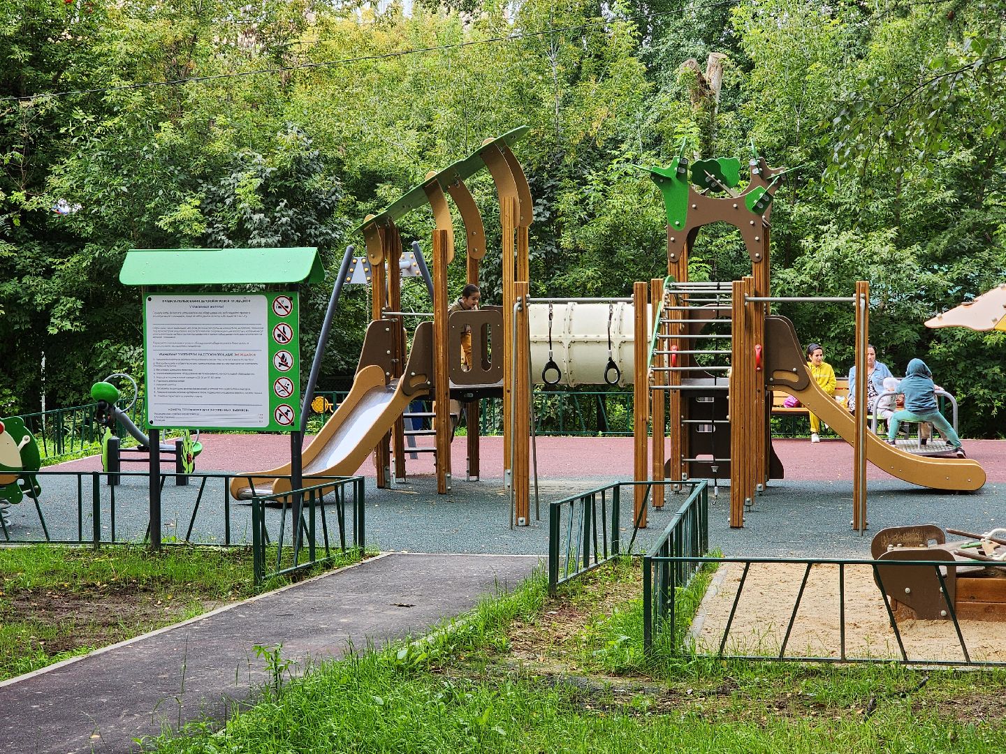 чехов, улица чехова, детская игровая площадка , игровой комплекс ,  качели карусели лазалки, песочница, лавочки и урны, благоустройство двора, пешеходные дорожки, зоны отдыха, парковки, госпрограмма московской области, формирование комфортной городской среды,