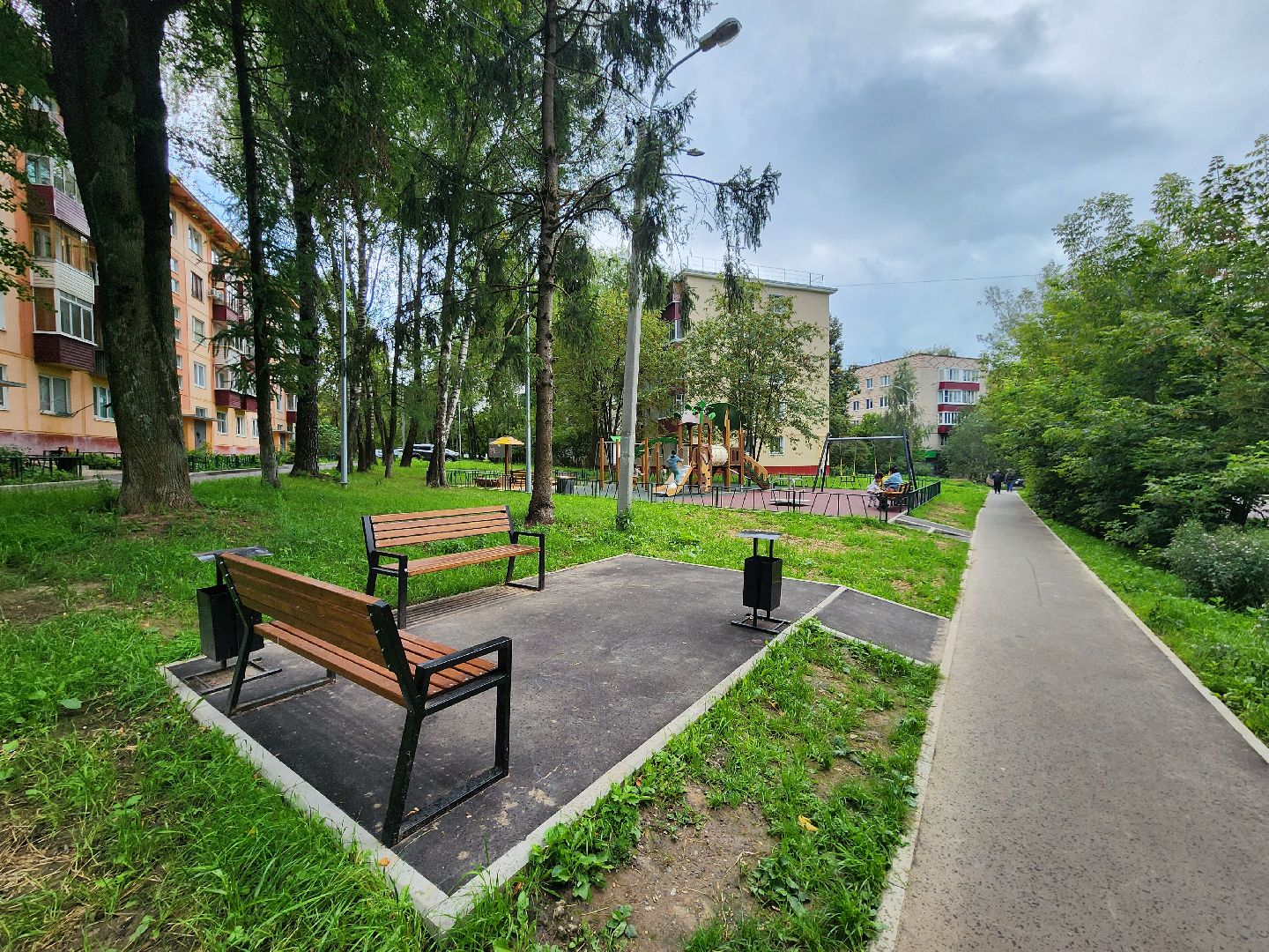 чехов, улица чехова, детская игровая площадка , игровой комплекс ,  качели карусели лазалки, песочница, лавочки и урны, благоустройство двора, пешеходные дорожки, зоны отдыха, парковки, госпрограмма московской области, формирование комфортной городской среды,