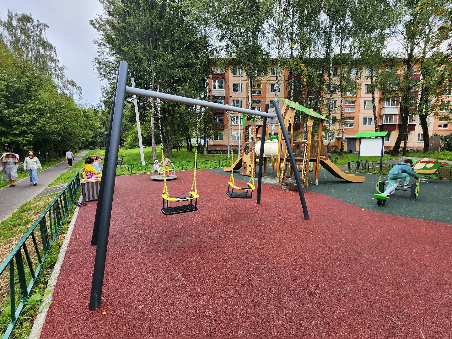 чехов, улица чехова, детская игровая площадка , игровой комплекс ,  качели карусели лазалки, песочница, лавочки и урны, благоустройство двора, пешеходные дорожки, зоны отдыха, парковки, госпрограмма московской области, формирование комфортной городской среды,