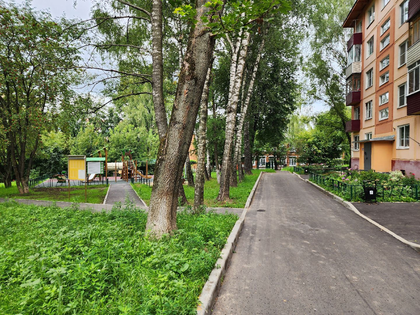 чехов, улица чехова, детская игровая площадка , игровой комплекс ,  качели карусели лазалки, песочница, лавочки и урны, благоустройство двора, пешеходные дорожки, зоны отдыха, парковки, госпрограмма московской области, формирование комфортной городской среды,