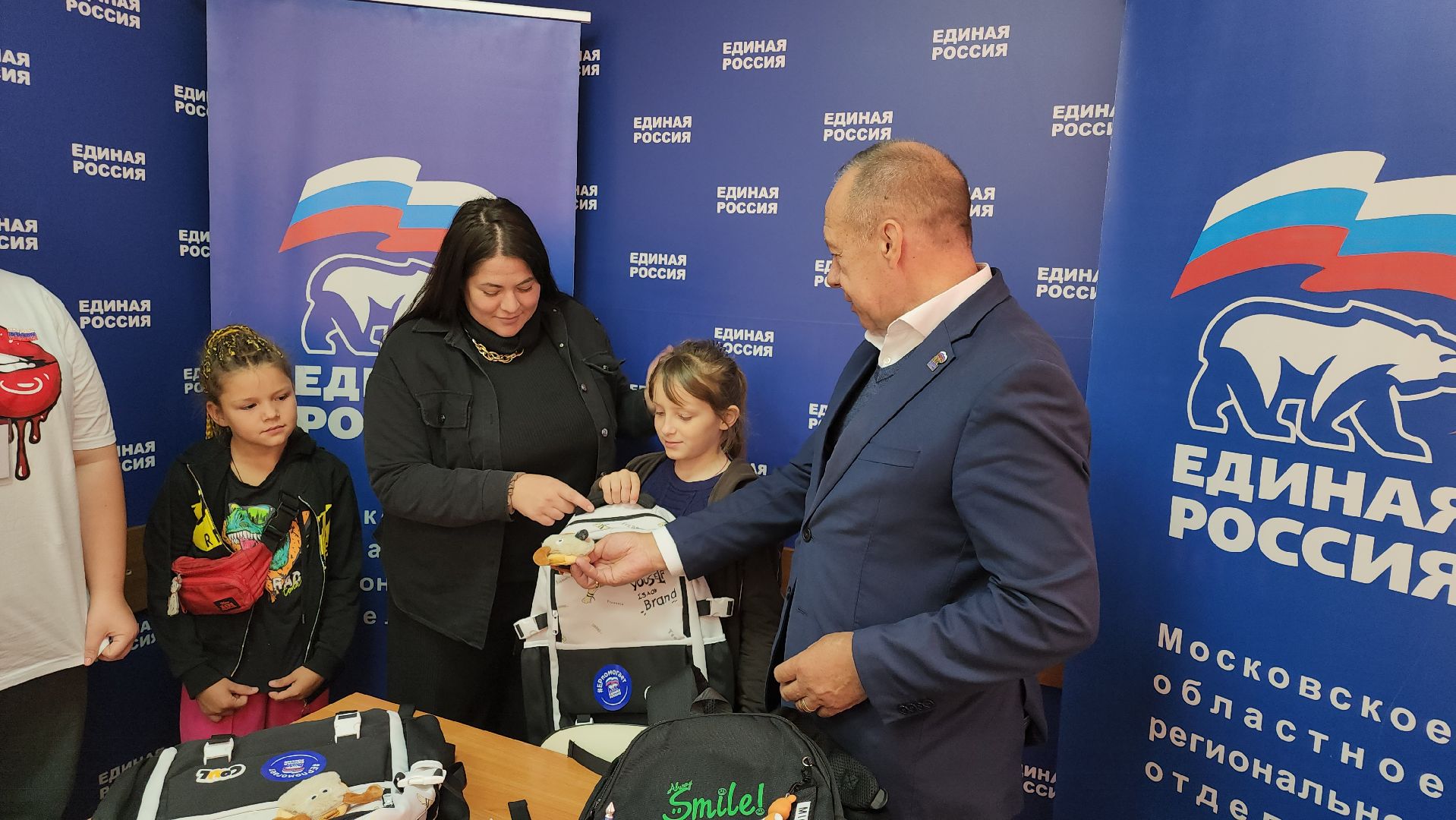 кашира, волонтеры, собери ребёнка в школу, единая россия, благотворительная акция, сво, дети,