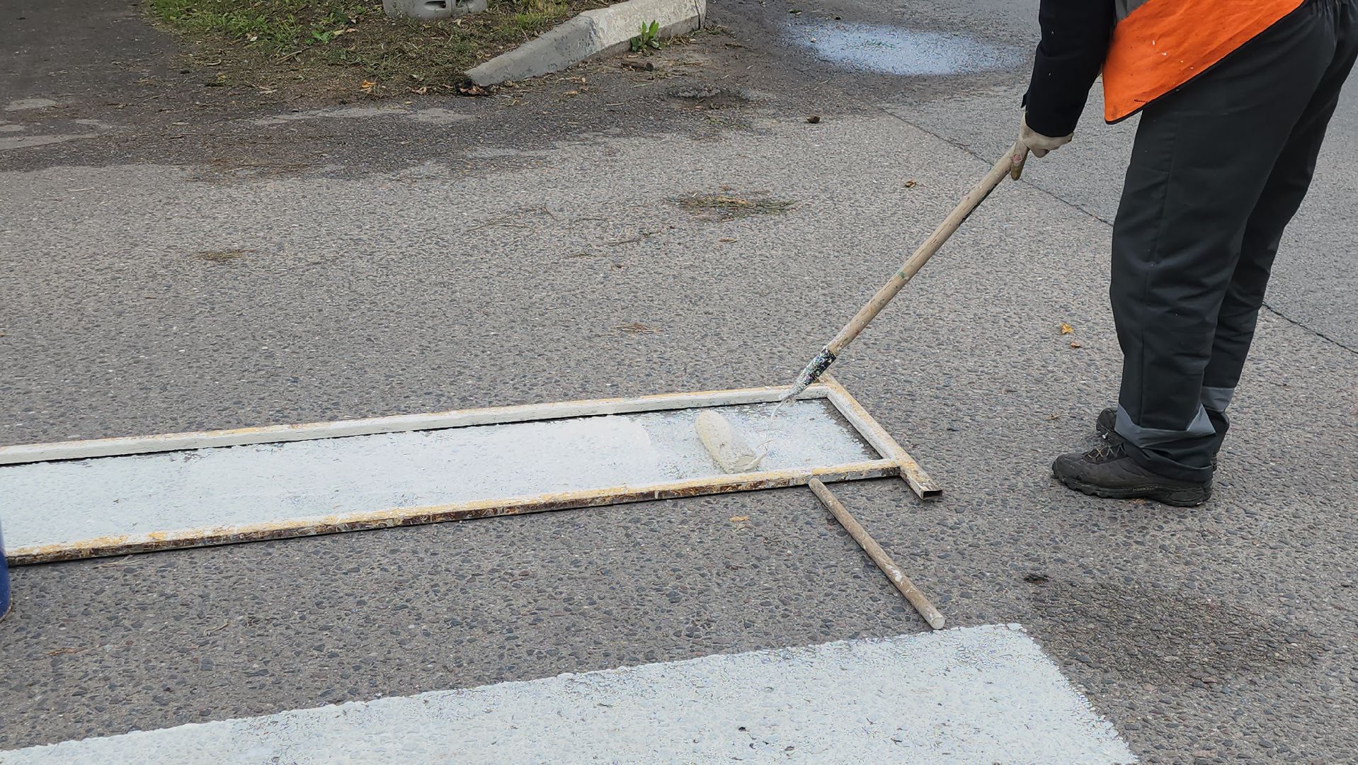 серпухов, подмосковье, обновляют зебру, пешеходный переход,