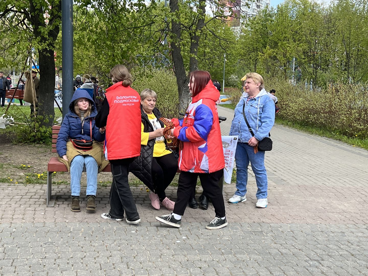 Химки, волонтеры, георгиевская ленточка, День Победы, 9 мая