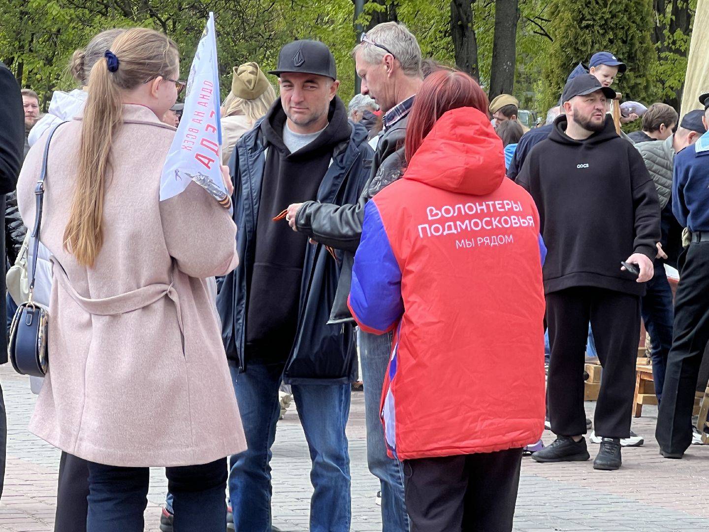 Химки, волонтеры, георгиевская ленточка, День Победы, 9 мая