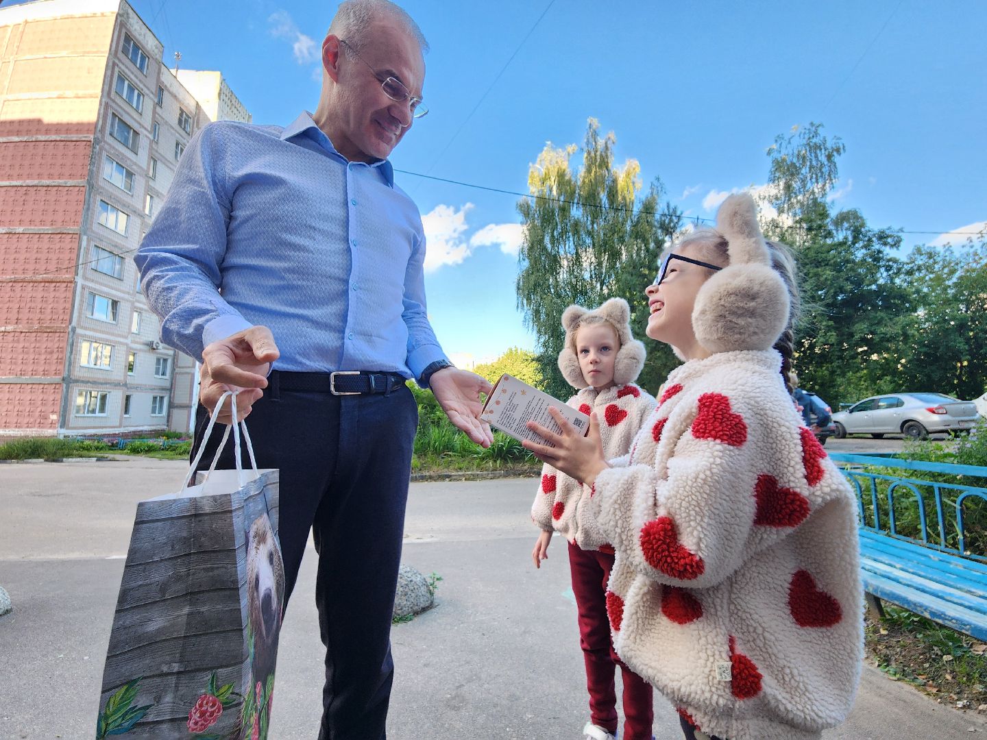 чехов, акция собери ребенка в школу, партия единая россия, депутат госдумы александр коган, помощь многодетным семьям, помощь семьям участников сво, материальная поддержка, школьные принадлежности, рюкзаки, подарки, игрушки, подготовка к новому учебному году, благотворительность,