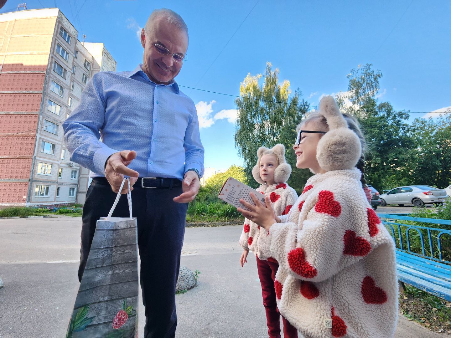 чехов, акция собери ребенка в школу, партия единая россия, депутат госдумы александр коган, помощь многодетным семьям, помощь семьям участников сво, материальная поддержка, школьные принадлежности, рюкзаки, подарки, игрушки, подготовка к новому учебному году, благотворительность,