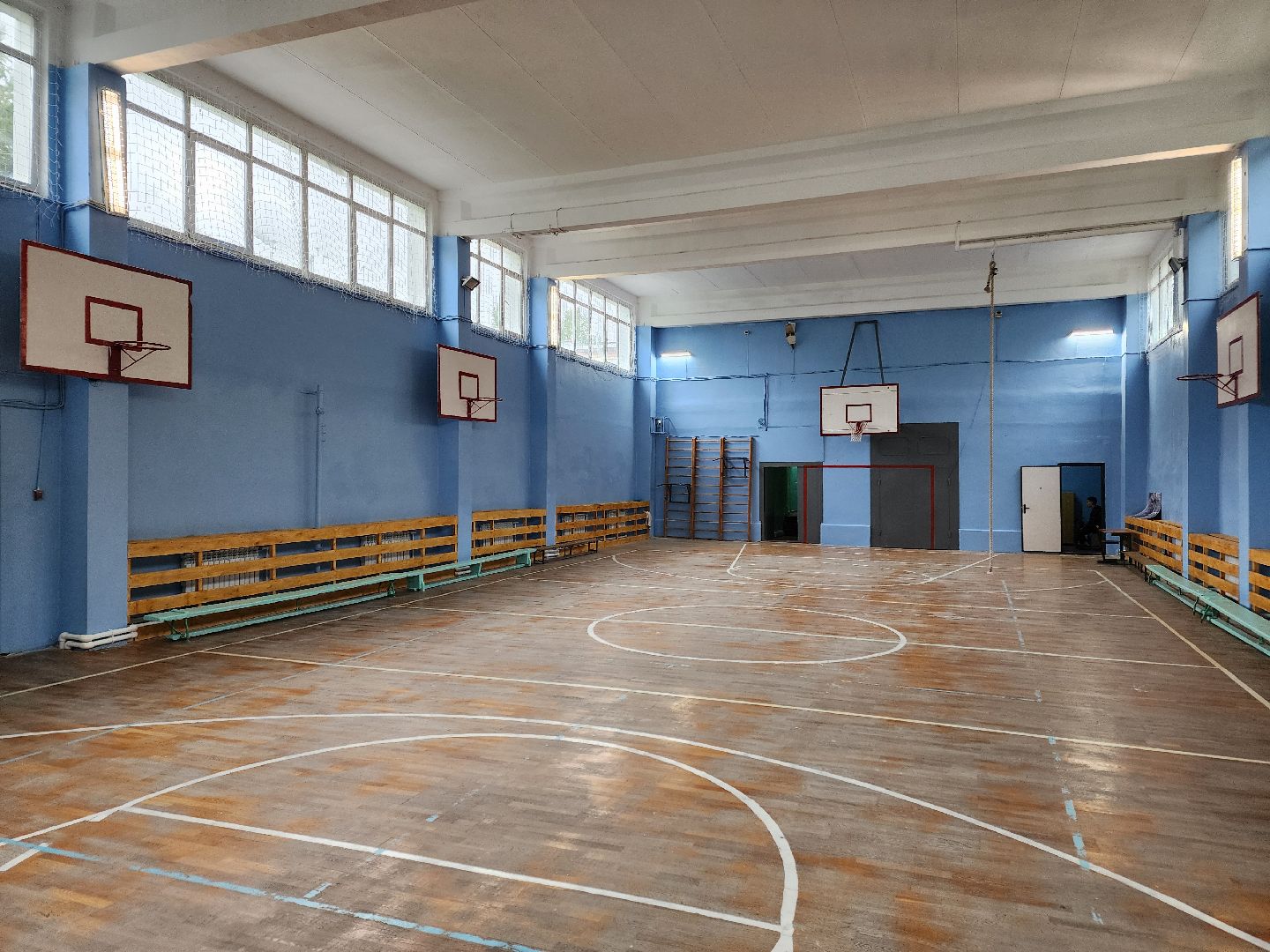 чехов, улица мира 7а, гимназия 7, подготовка к новому учебному году, текущий ремонт спортзала, обновление системы отопления, новые радиаторы отопления, благоустройство двора, покос травы, уборка мусора, покраска стен и потолка, директор гимназии елена рубцова,