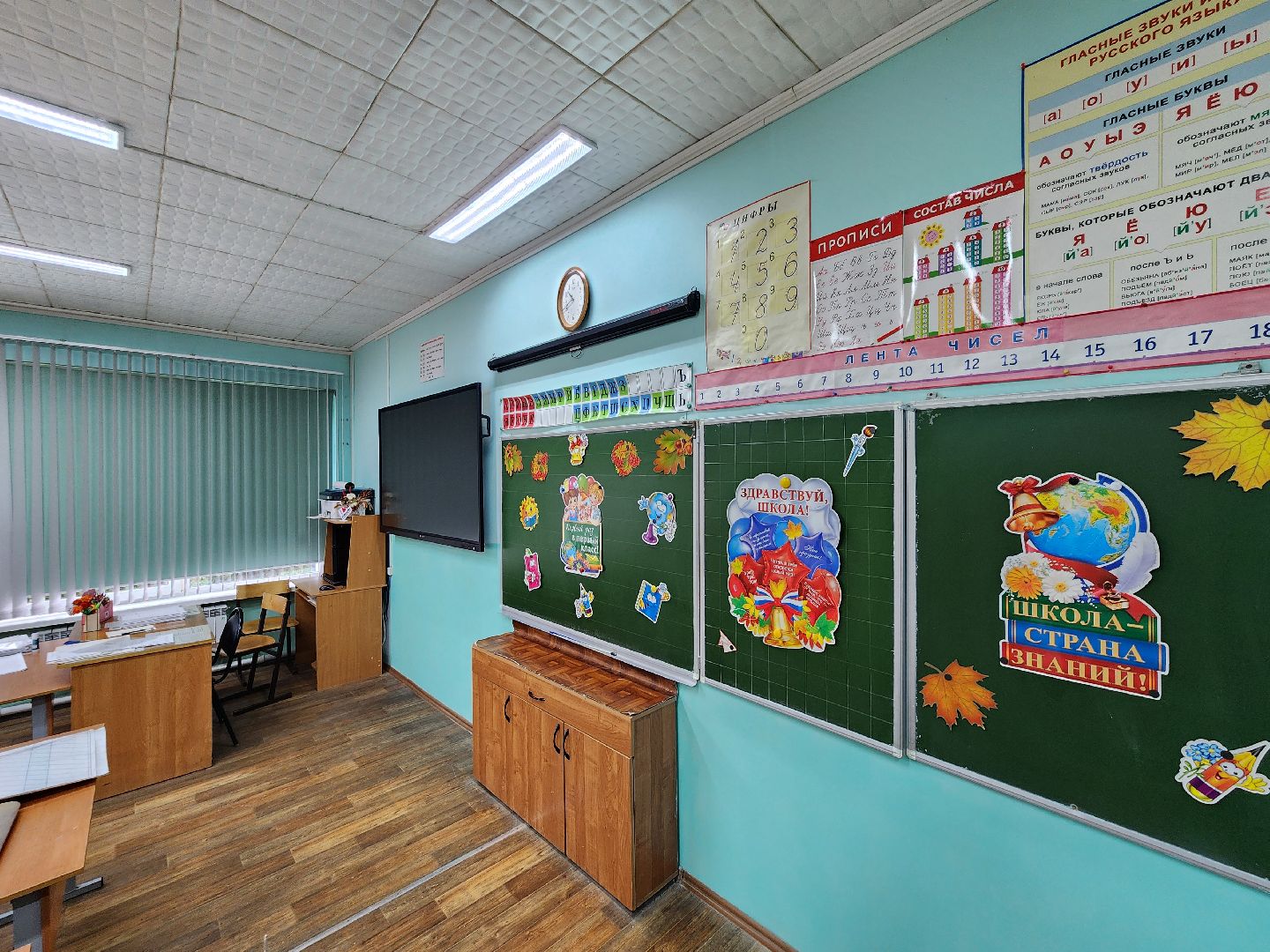 чехов, улица мира 7а, гимназия 7, подготовка к новому учебному году, текущий ремонт спортзала, обновление системы отопления, новые радиаторы отопления, благоустройство двора, покос травы, уборка мусора, покраска стен и потолка, директор гимназии елена рубцова,