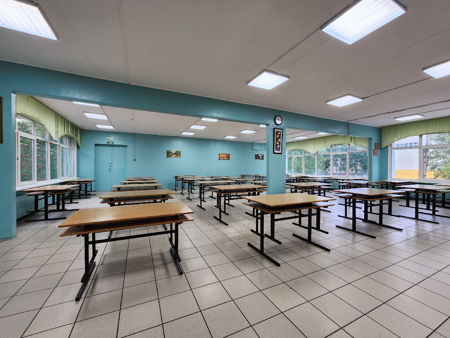 чехов, улица мира 7а, гимназия 7, подготовка к новому учебному году, текущий ремонт спортзала, обновление системы отопления, новые радиаторы отопления, благоустройство двора, покос травы, уборка мусора, покраска стен и потолка, директор гимназии елена рубцова,