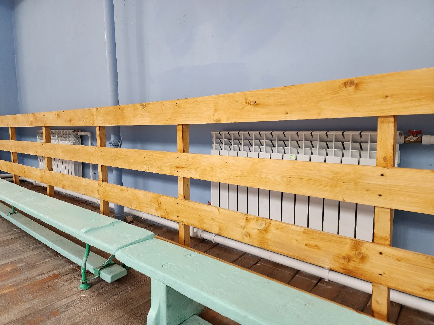 чехов, улица мира 7а, гимназия 7, подготовка к новому учебному году, текущий ремонт спортзала, обновление системы отопления, новые радиаторы отопления, благоустройство двора, покос травы, уборка мусора, покраска стен и потолка, директор гимназии елена рубцова,