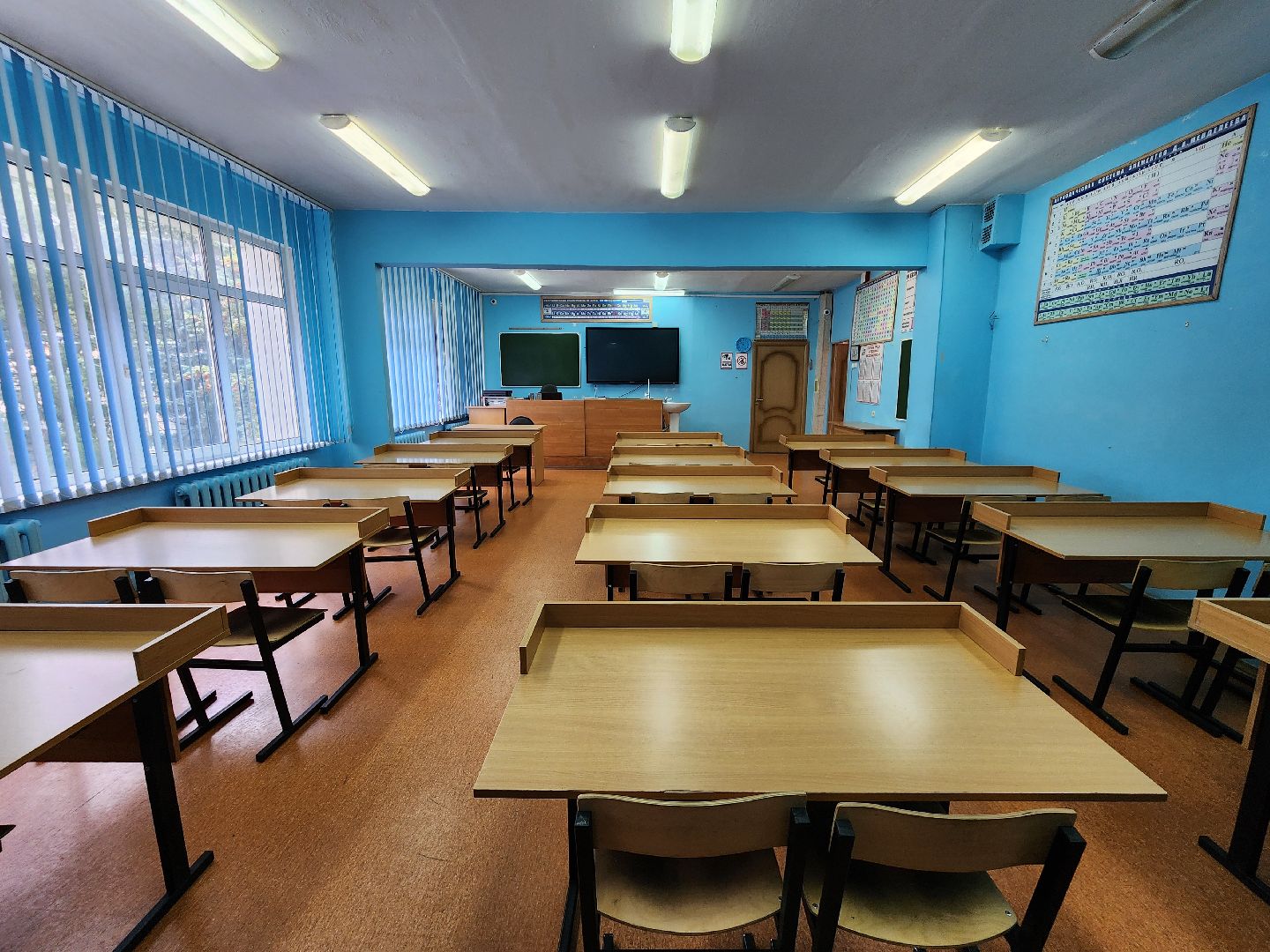 чехов, улица мира 7а, гимназия 7, подготовка к новому учебному году, текущий ремонт спортзала, обновление системы отопления, новые радиаторы отопления, благоустройство двора, покос травы, уборка мусора, покраска стен и потолка, директор гимназии елена рубцова,