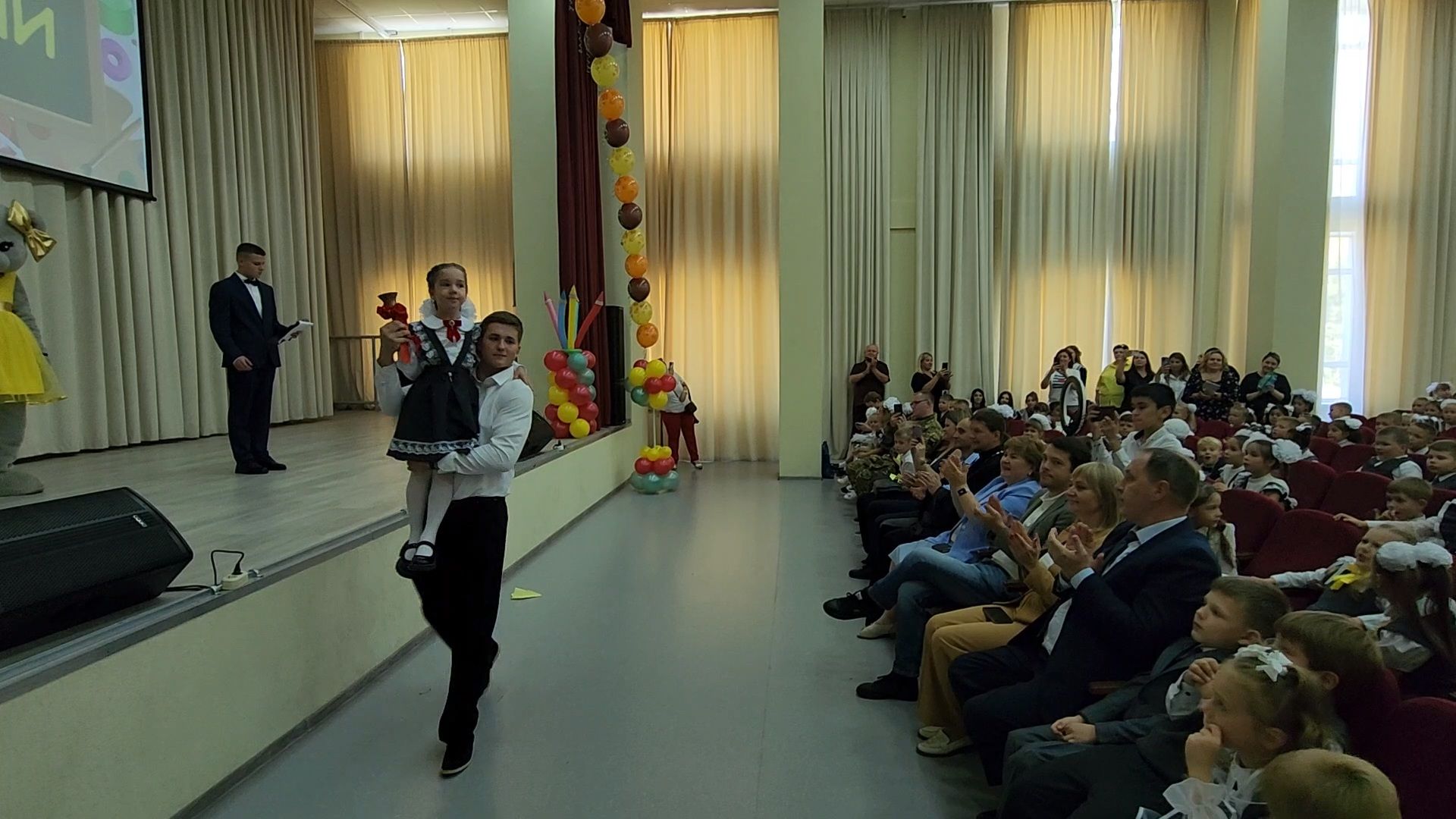 чехов, микрорайон губернский, улица уездная 6, школа 10, день знаний, первый звонок, 1 сентября, торжественная линейка, первоклассники, готовность к новому учебному году, учебники, учителя, ремонт, благоустройство, первый заместитель главы округа, денис юрков, директор школы 10 константин значков,мороженое, губернатор московской области,