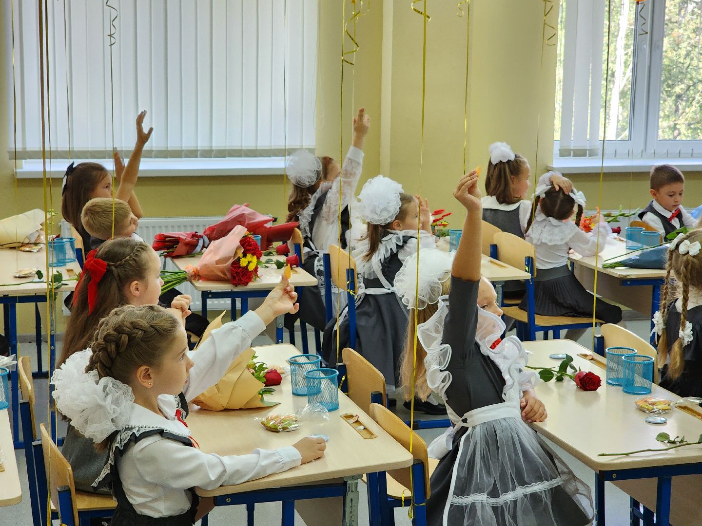 чехов, микрорайон губернский, улица уездная 6, школа 10, день знаний, первый звонок, 1 сентября, торжественная линейка, первоклассники, готовность к новому учебному году, учебники, учителя, ремонт, благоустройство, первый заместитель главы округа, денис юрков, директор школы 10 константин значков,мороженое, губернатор московской области,