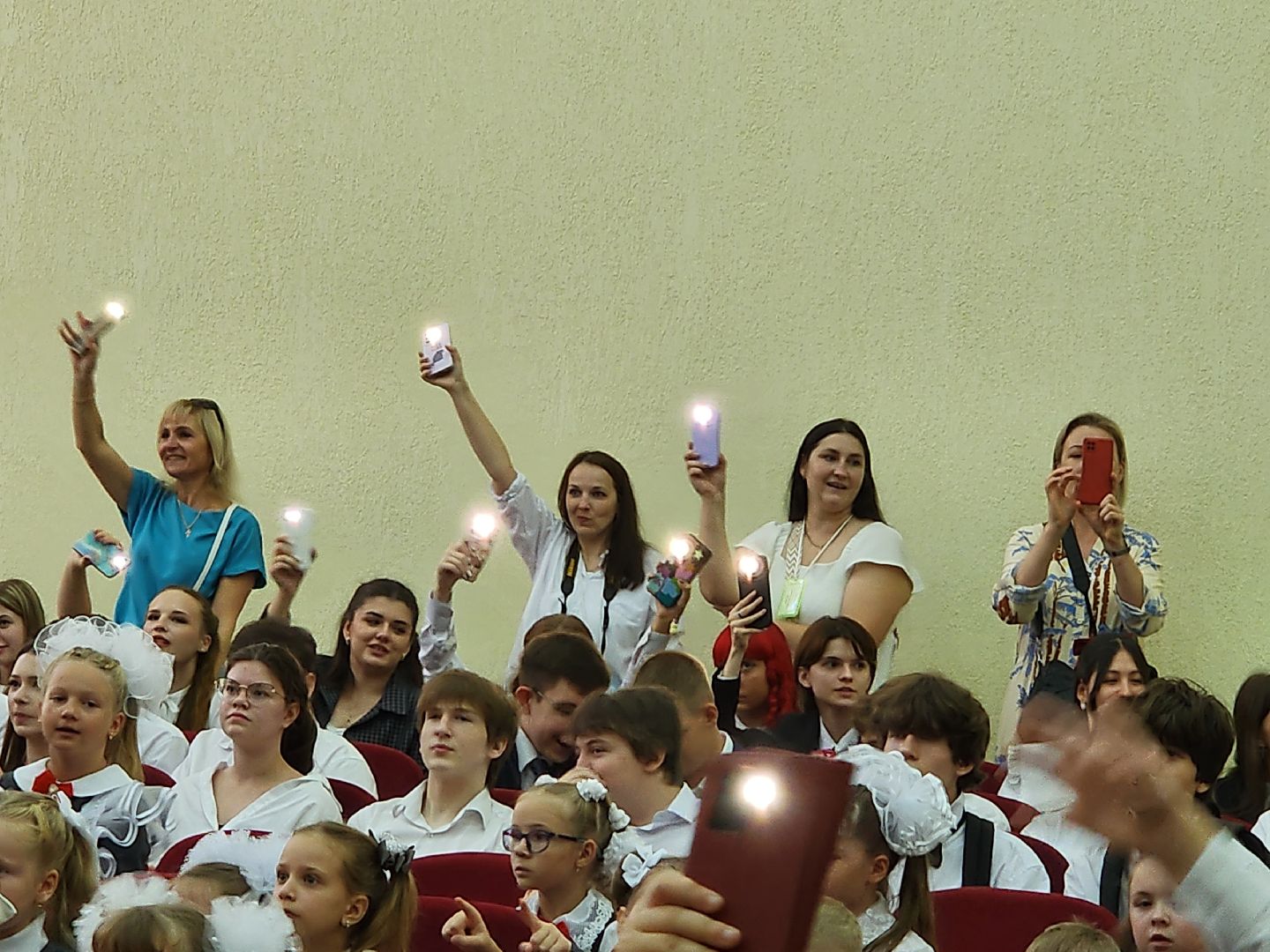 чехов, микрорайон губернский, улица уездная 6, школа 10, день знаний, первый звонок, 1 сентября, торжественная линейка, первоклассники, готовность к новому учебному году, учебники, учителя, ремонт, благоустройство, первый заместитель главы округа, денис юрков, директор школы 10 константин значков,мороженое, губернатор московской области,