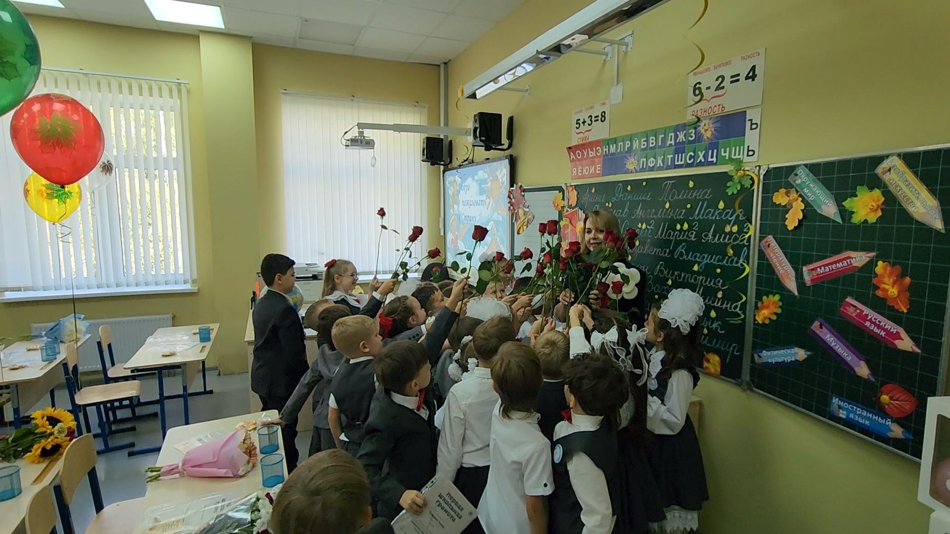 чехов, микрорайон губернский, улица уездная 6, школа 10, день знаний, первый звонок, 1 сентября, торжественная линейка, первоклассники, готовность к новому учебному году, учебники, учителя, ремонт, благоустройство, первый заместитель главы округа, денис юрков, директор школы 10 константин значков,мороженое, губернатор московской области,