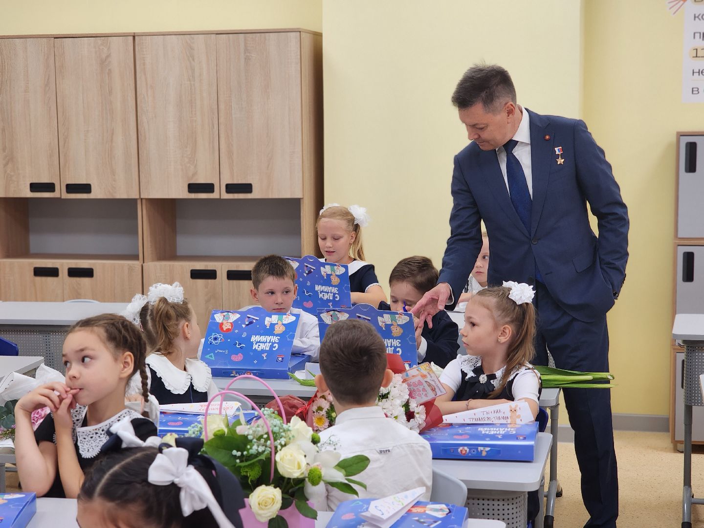 королёв, день знаний, школа 1 в королеве , космонавт олег кононенко,