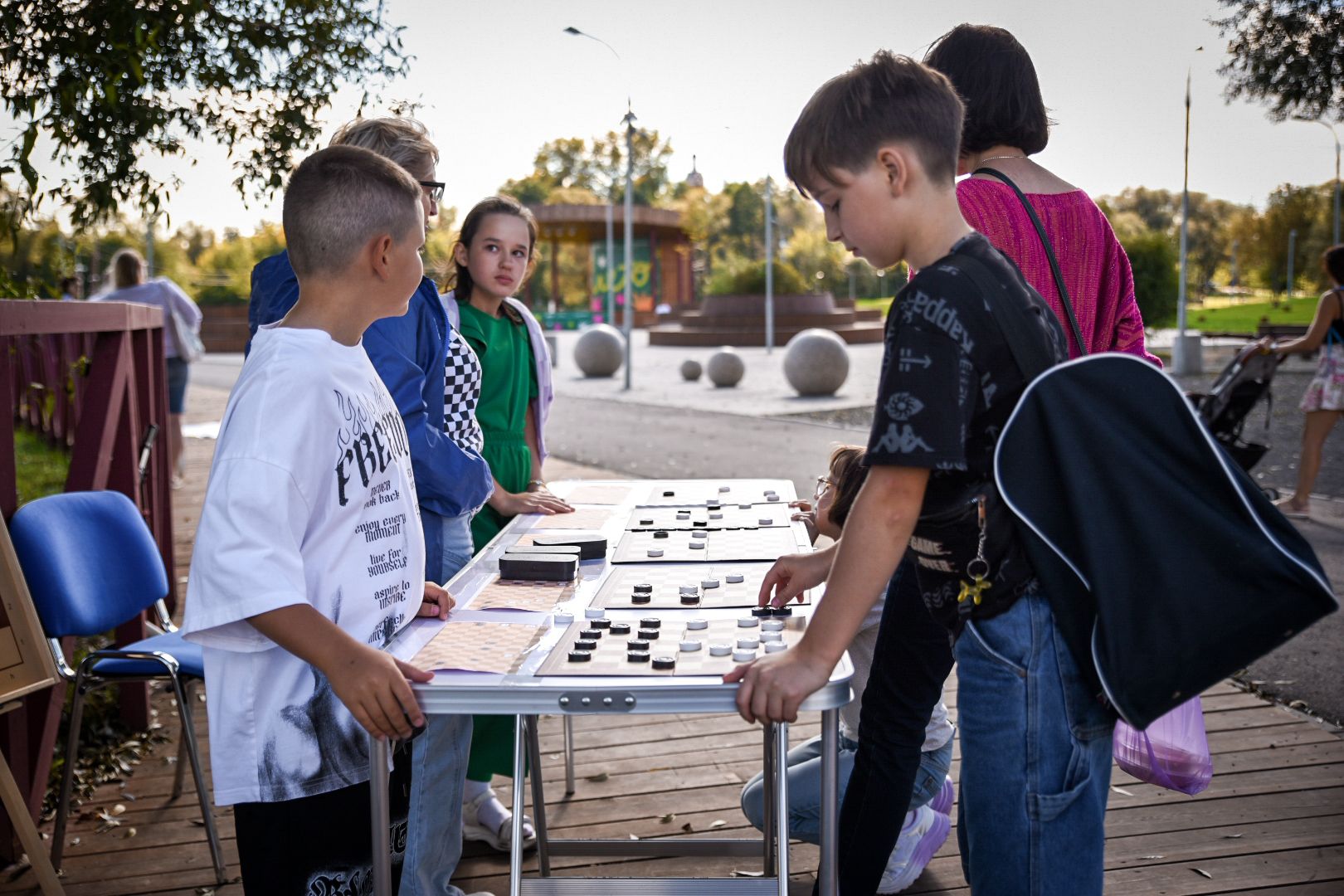 бронницы, парк бронницкий луг, день знаний в парке , дети, шашки в бронницах,