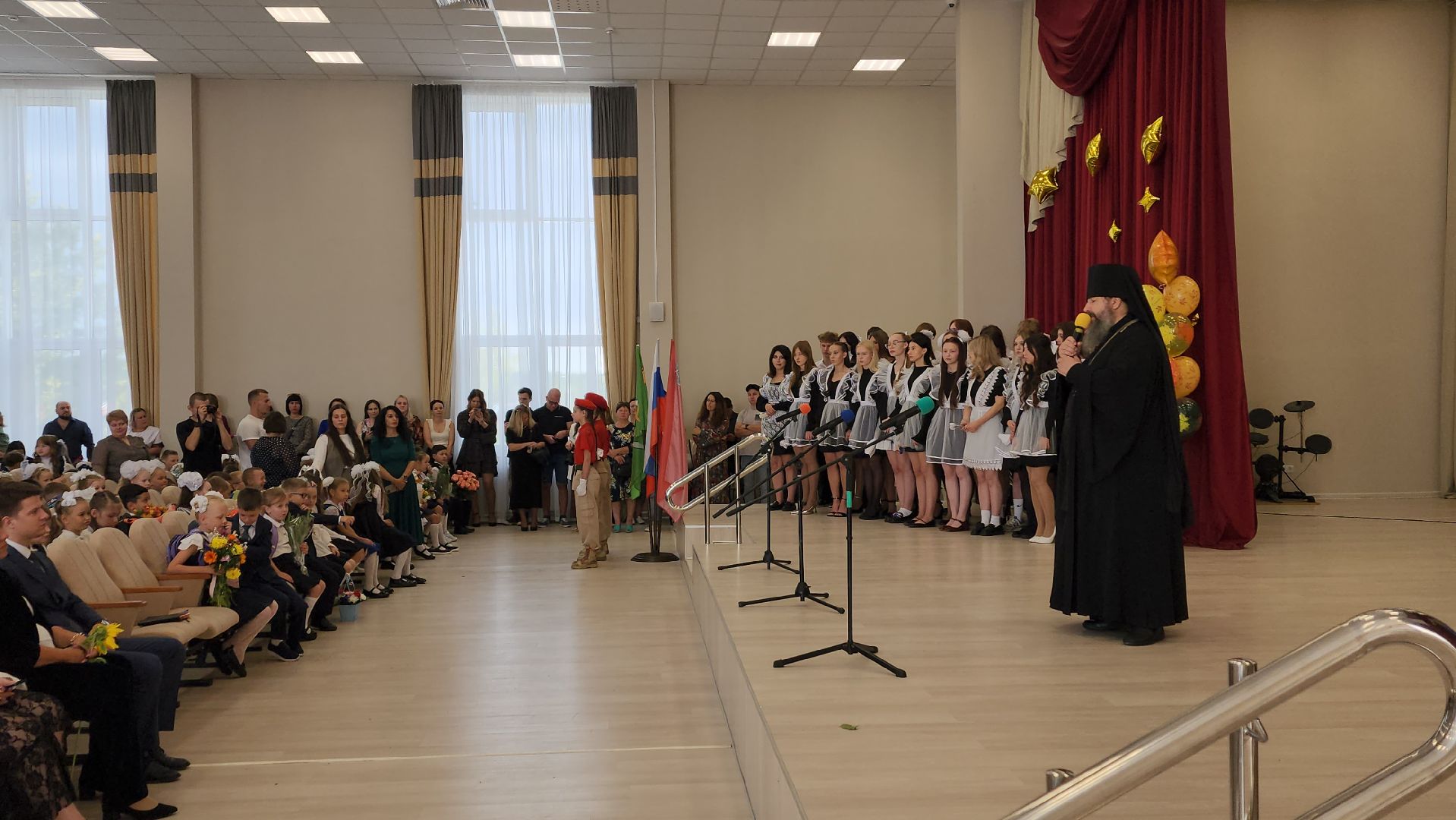 1 сентября, ашукино, капремонт школы, нацпроект, первоклассники, ашукинский образовательный комплекс,дети и родители, ученики, линейка, день знаний в школе,праздник,торжественная линейка,