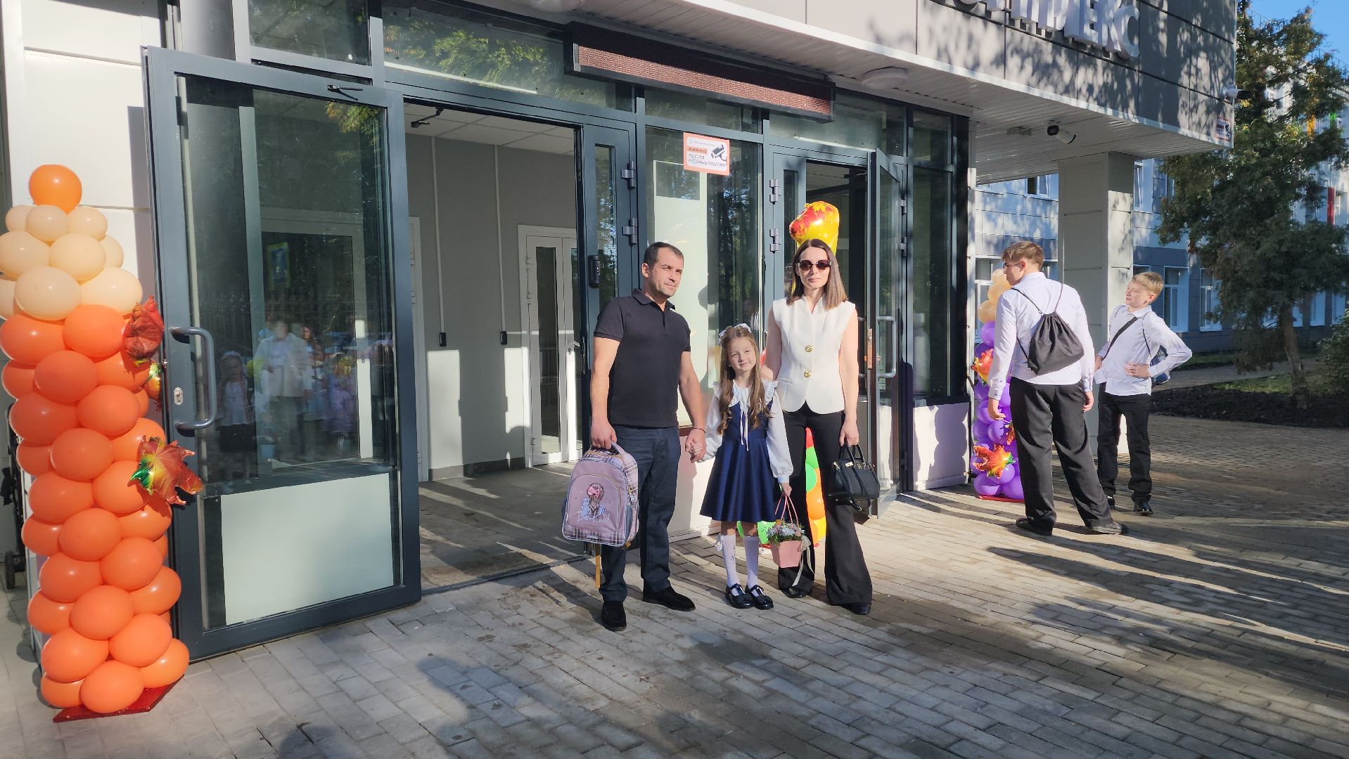 1 сентября, ашукино, капремонт школы, нацпроект, первоклассники, ашукинский образовательный комплекс,дети и родители, ученики, линейка, день знаний в школе,праздник,торжественная линейка,