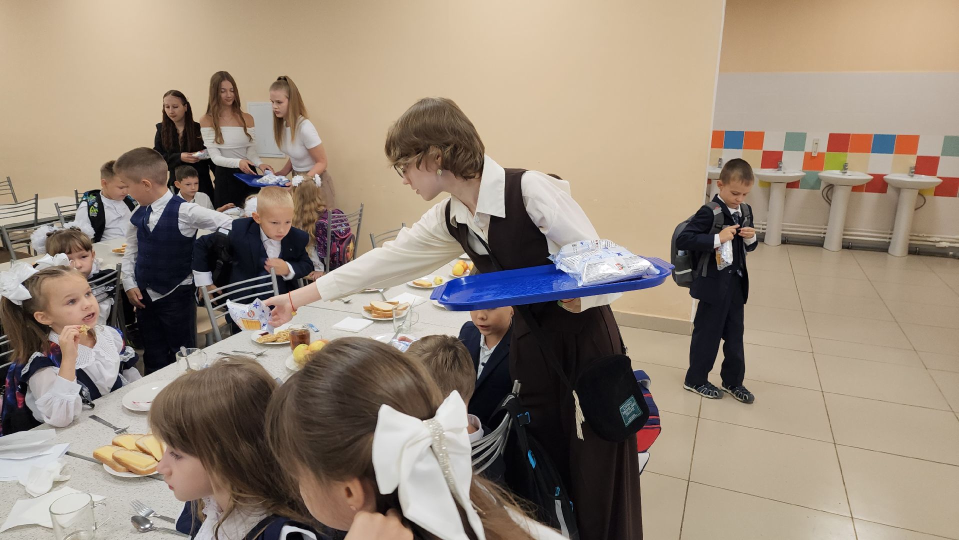 ашукино, ашукинский образовательный комплекс, столовая, школьная столовая, новое меню,мороженое, блюда, чай, меню в столовой, меню новые блюда, школьники,