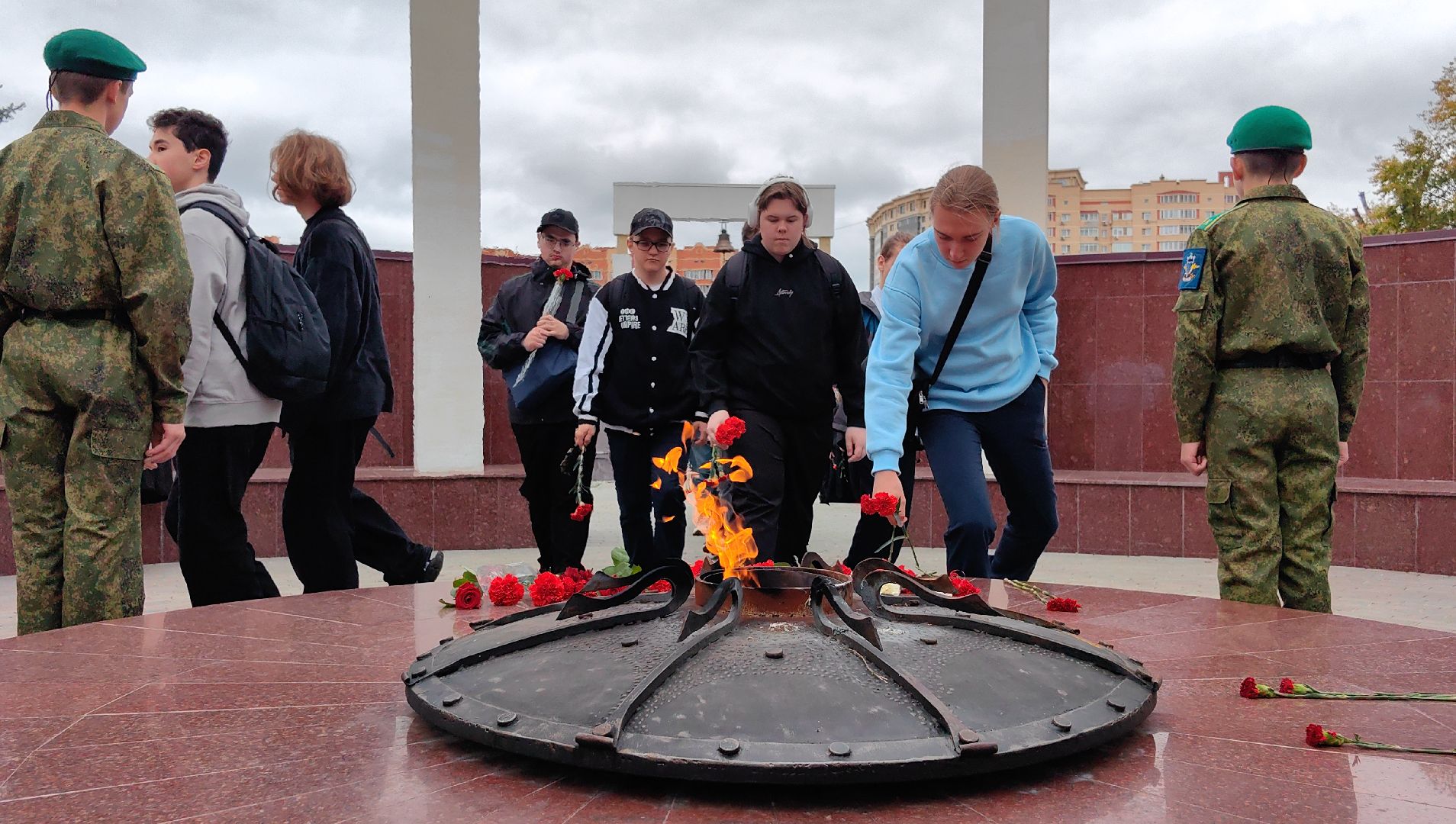 возложение цветов, вечный огонь, мемориал, юнармейцы, Беслан, митинг,  теракт,