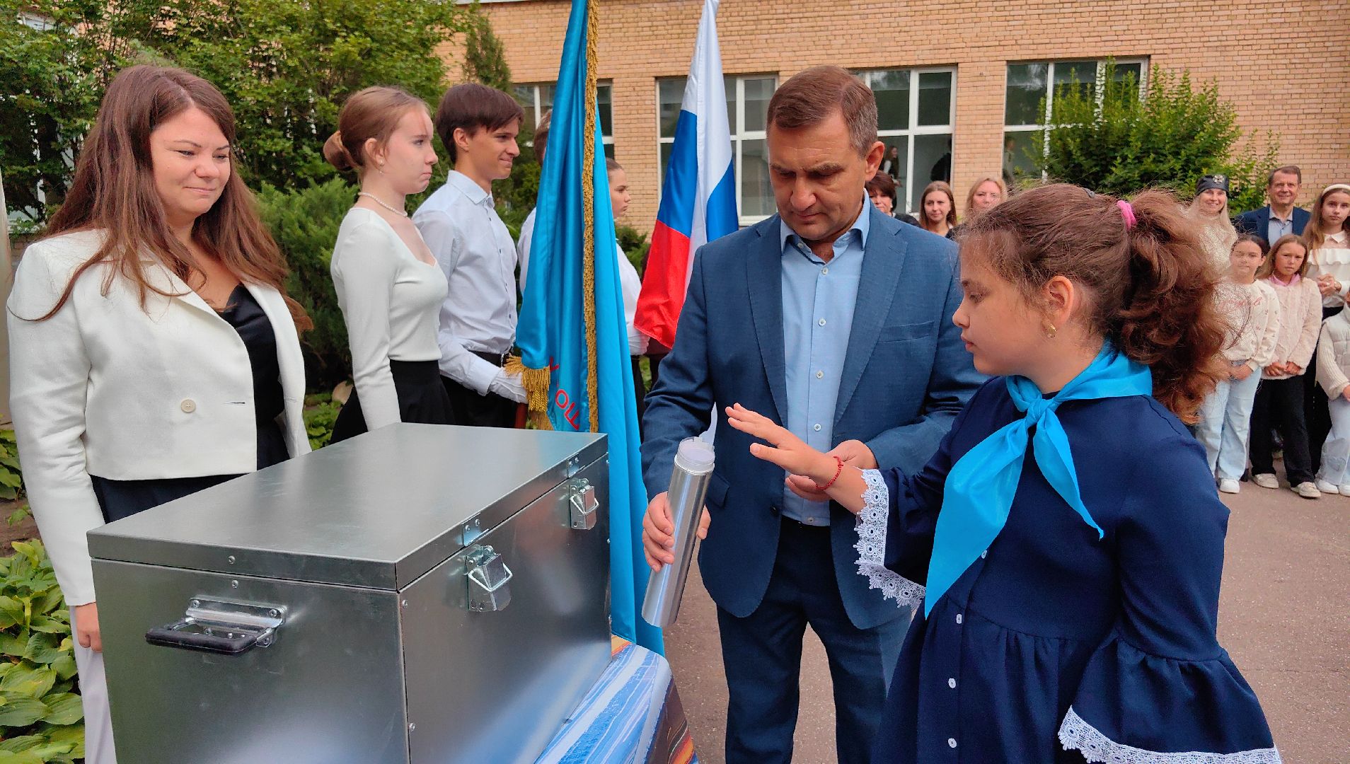 капсула времени,  юбилей, школа ВМ Комарова, космонавт, галстук, юные гагаринцы,