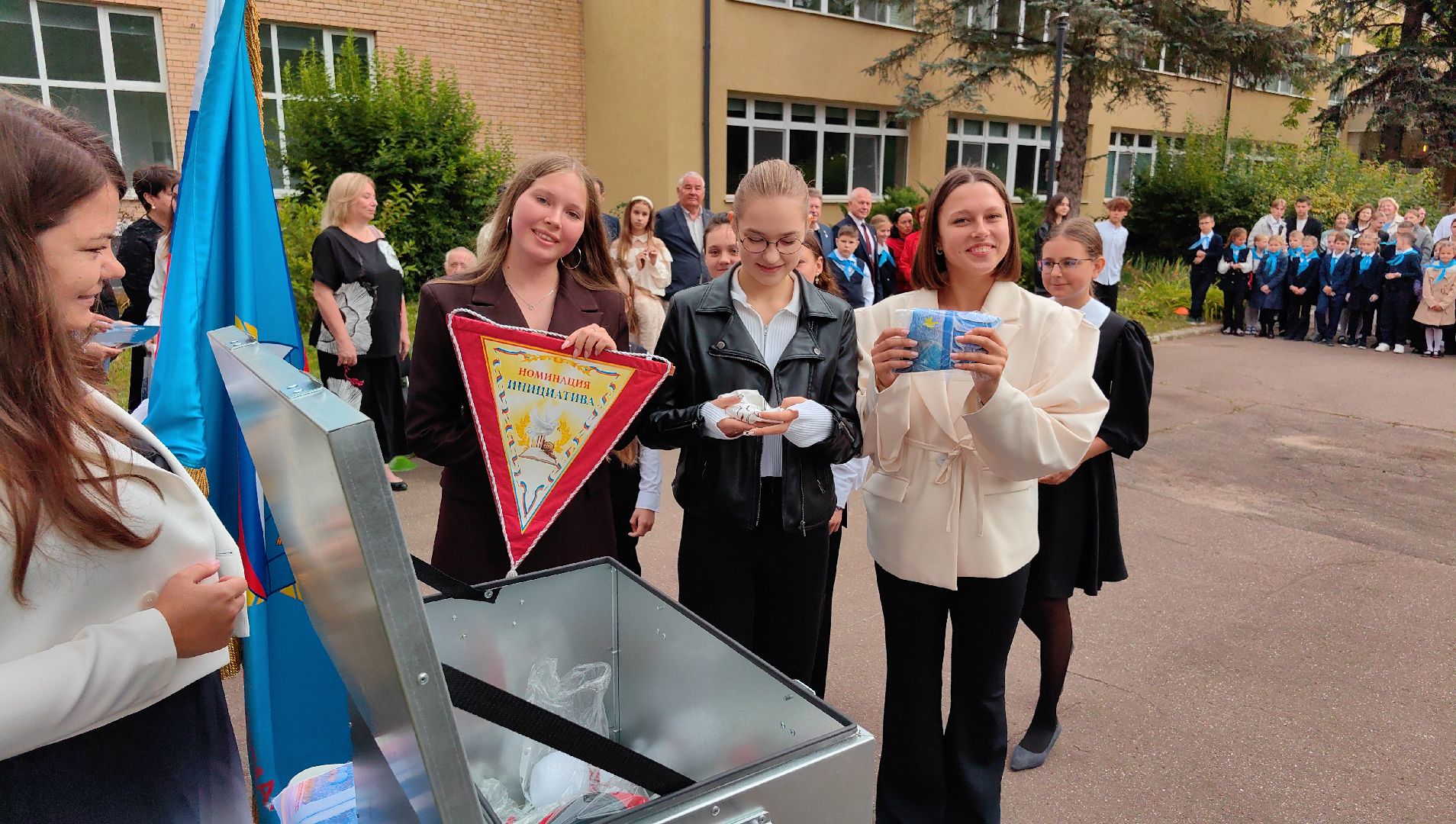 капсула времени,  юбилей, школа ВМ Комарова, космонавт, галстук, юные гагаринцы,