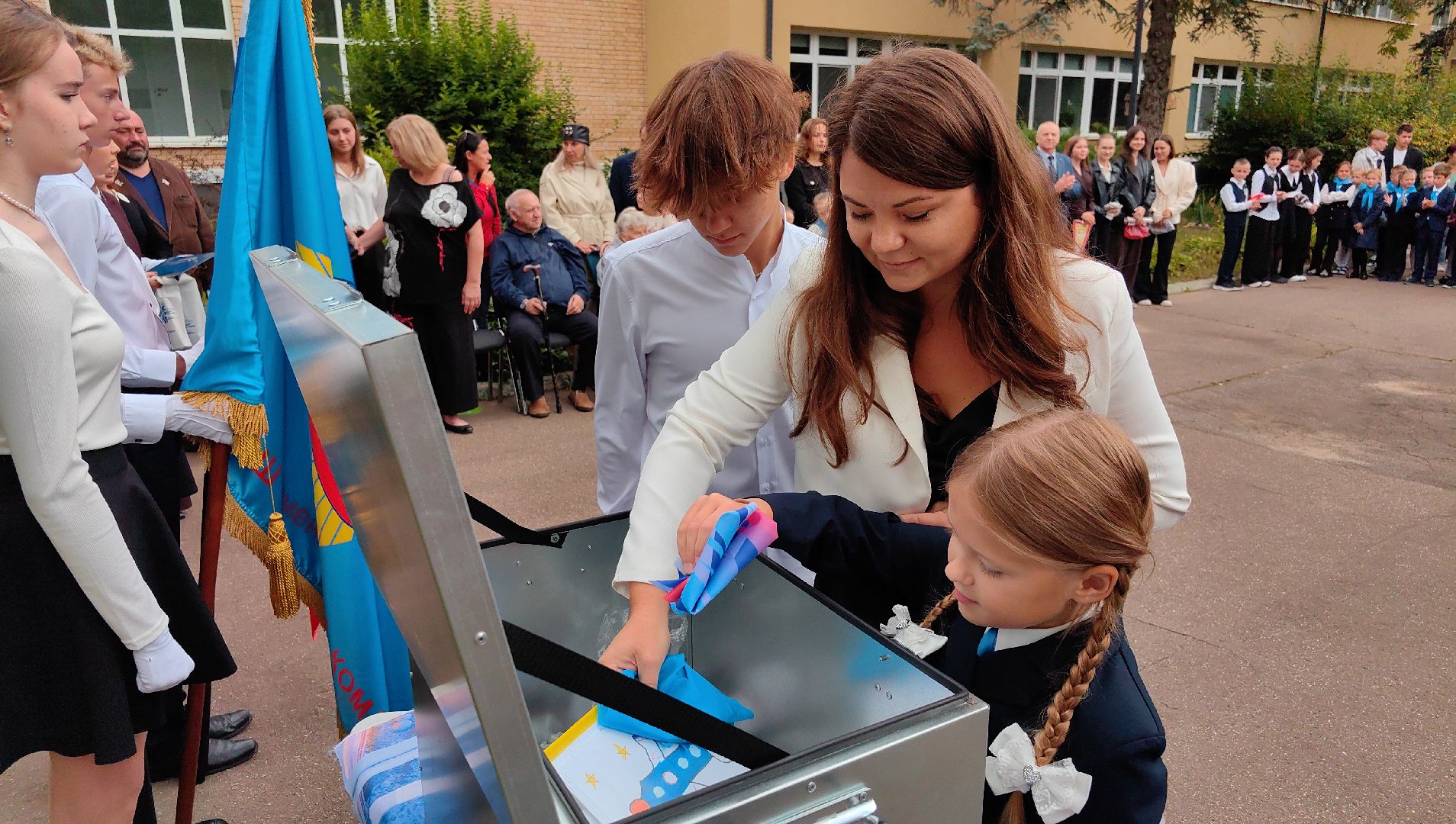капсула времени,  юбилей, школа ВМ Комарова, космонавт, галстук, юные гагаринцы,