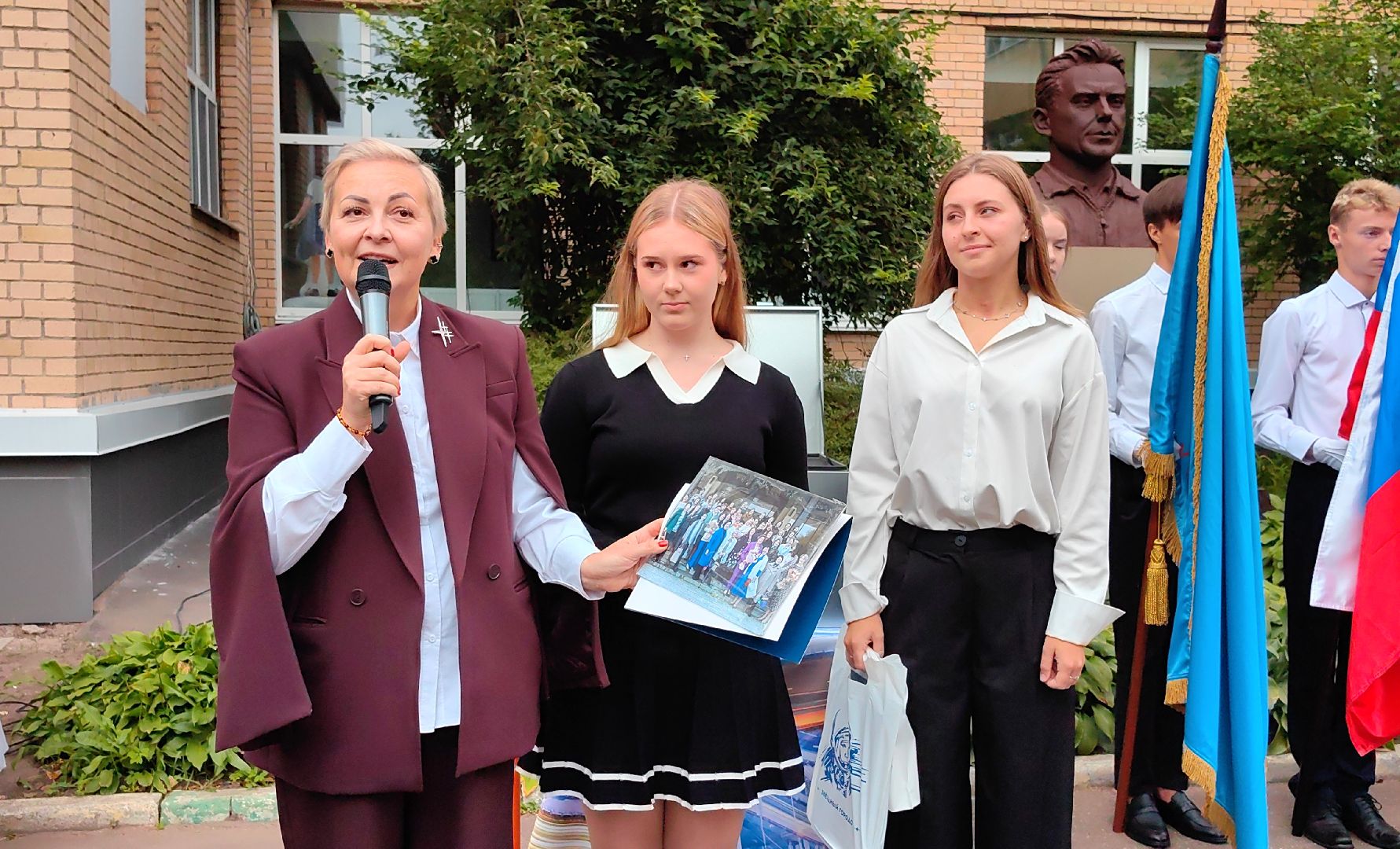 капсула времени,  юбилей, школа ВМ Комарова, космонавт, галстук, юные гагаринцы,